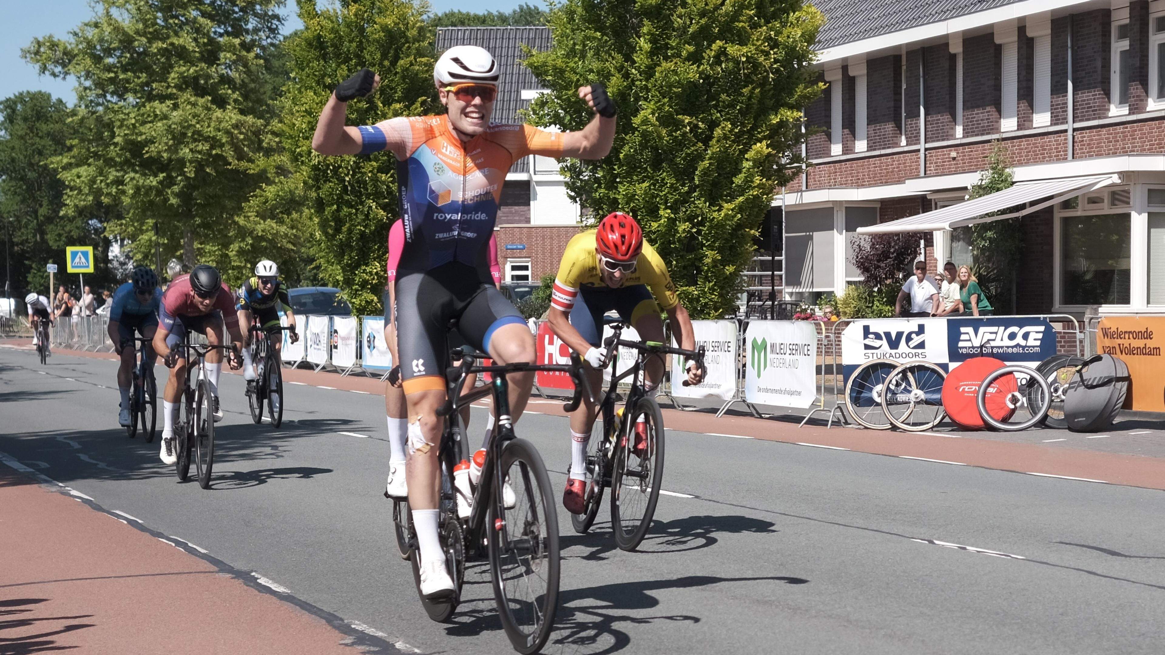 Schuiver op skeelers houdt Bram Kras niet van wielerzege in Volendam af: ’Kwestie van wonden goed ve