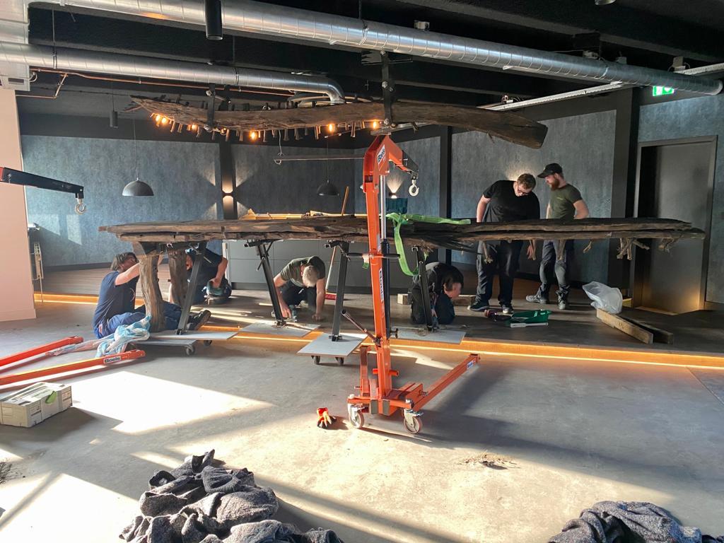 Hout uit 16e-eeuws wrak bij Schellinkhout krijgt tweede leven door meubelmaker