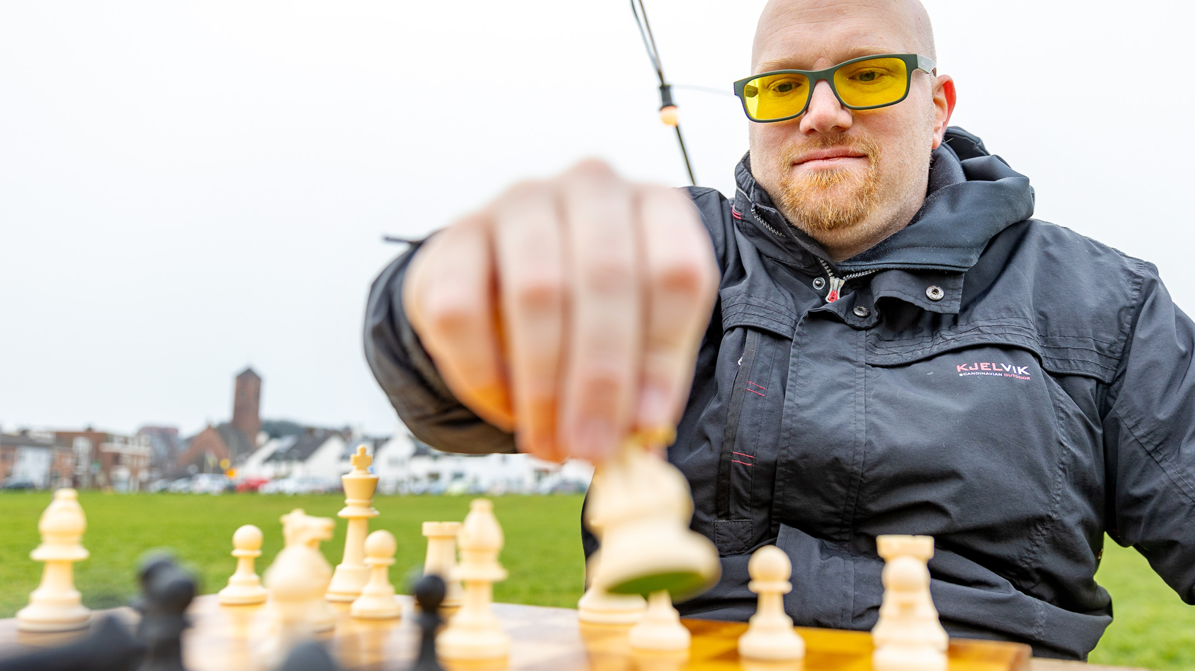 Schaakfanaat Teske brengt schaaksport naar opmerkelijke openluchtlocaties in de IJmond met zijn wild