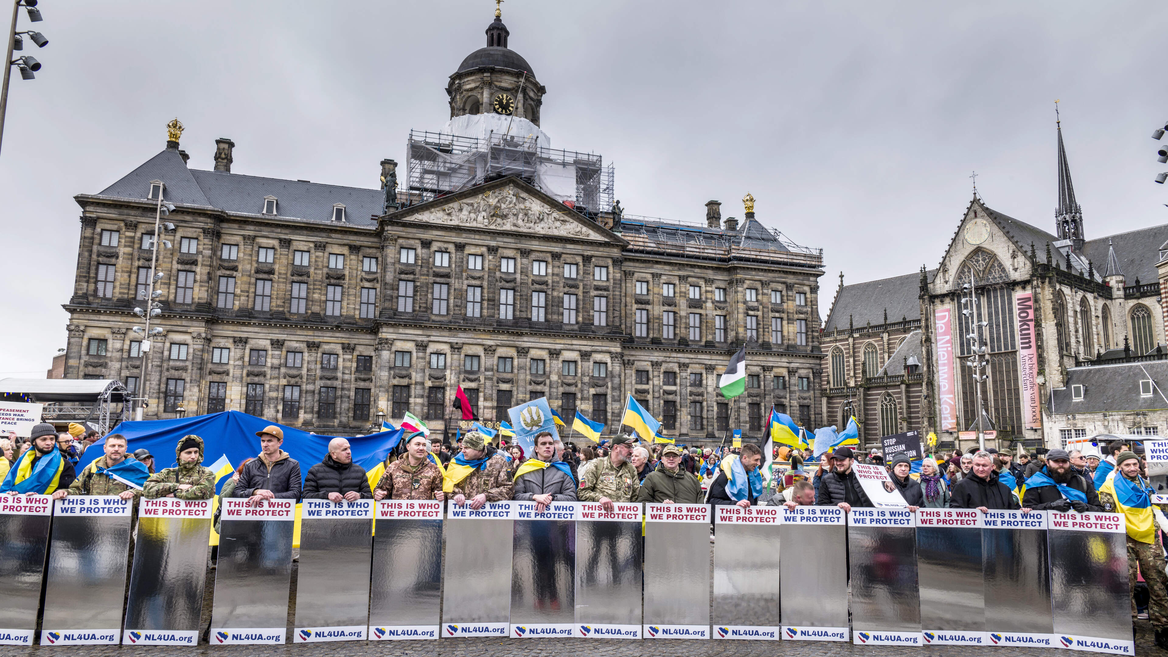War veterans hold up a mirror at Dam Square