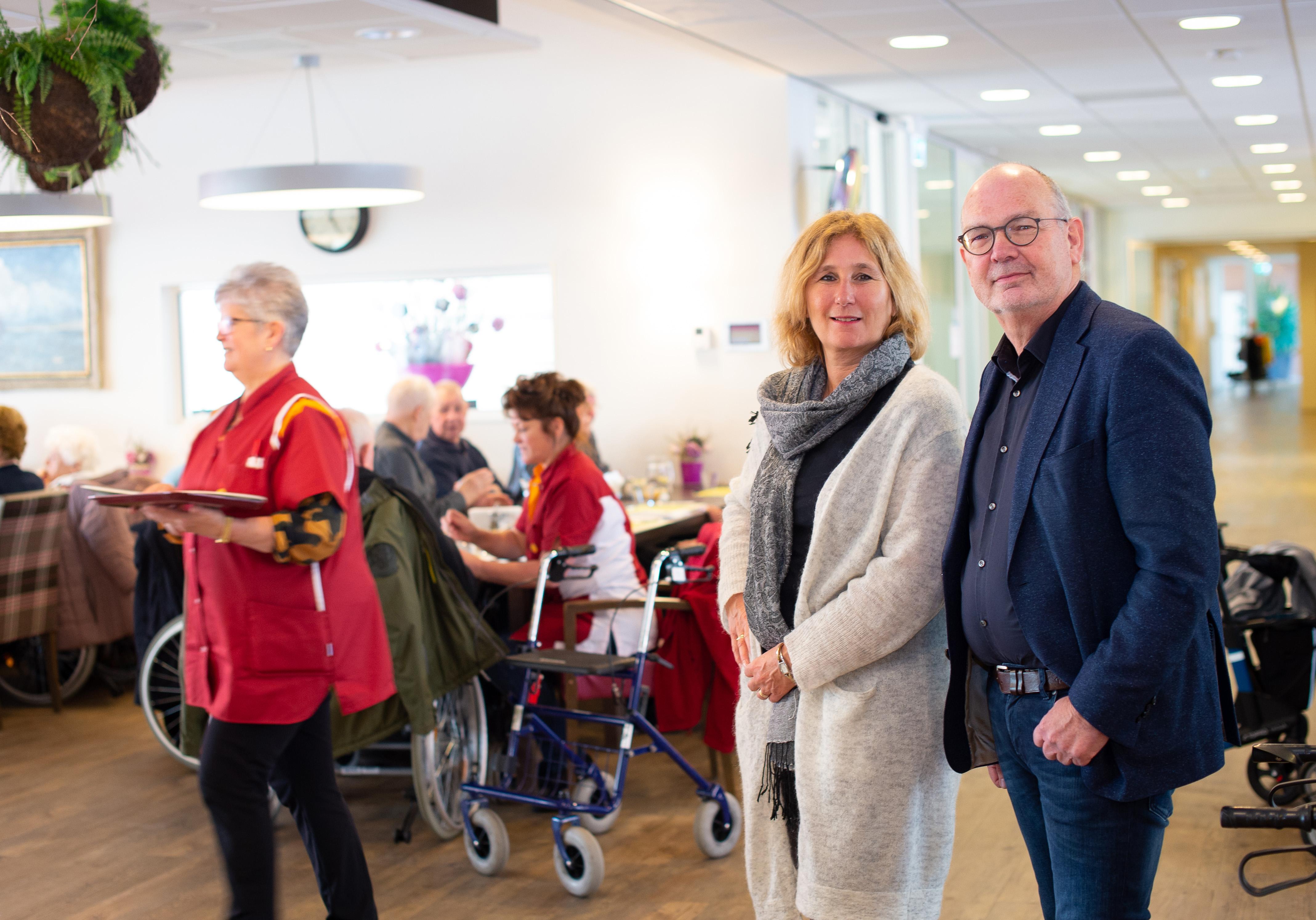 Bloemetje voor de Zorgcirkel in Volendam ’zeer op prijs gesteld’