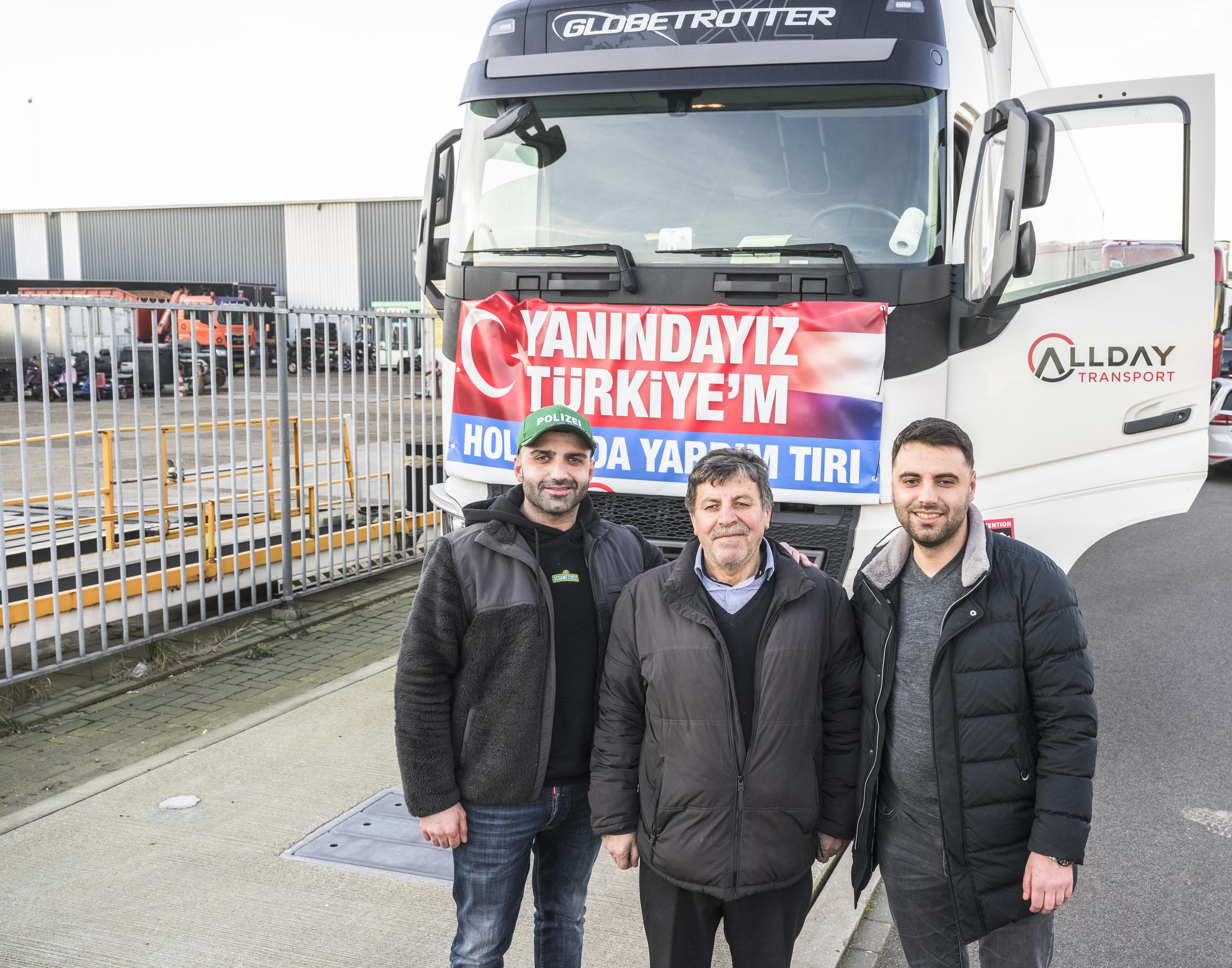 Emotioneel en trots, vier volle vrachtwagens vertrekken uit Zaandam ...
