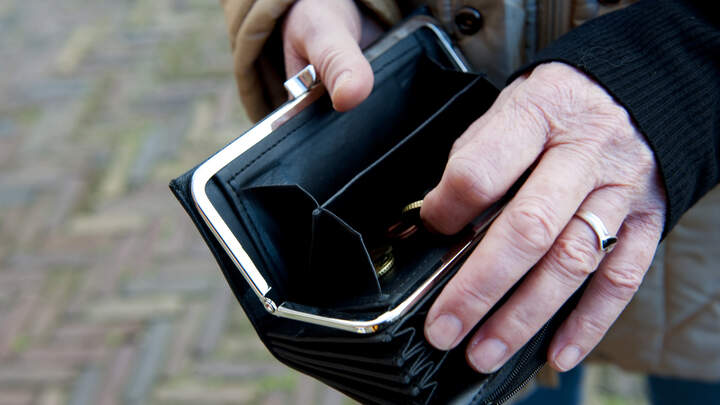 2012-01-04 15:18:49 ILLUSTRATIE - Oudere zoekt naar geld in haar portemonnee. De pensioenuitkeringen dreigen volgend jaar verlaagd te worden. ANP XTRA ROOS KOOLE geldzorgen koopkracht boodschappen ouderen betalen dag armoede oude recessie portemonnee geld oud pensioen oude dag pensionado ORG XMIT: 17452653