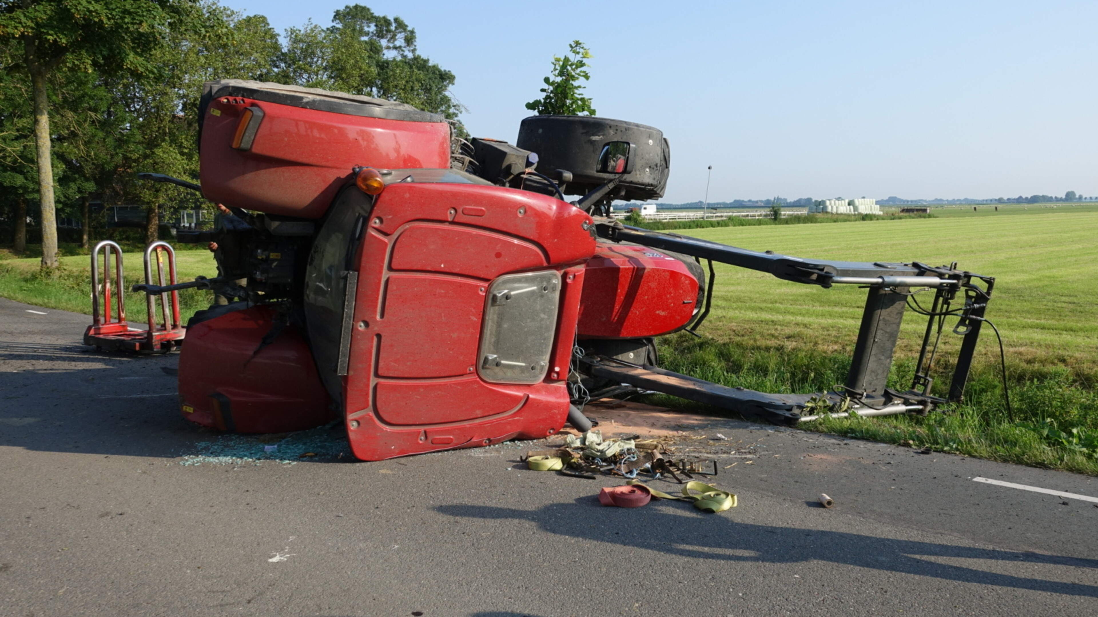 Tractor kantelt na verliezen balenklem op Rijperweg in Middenbeemster
