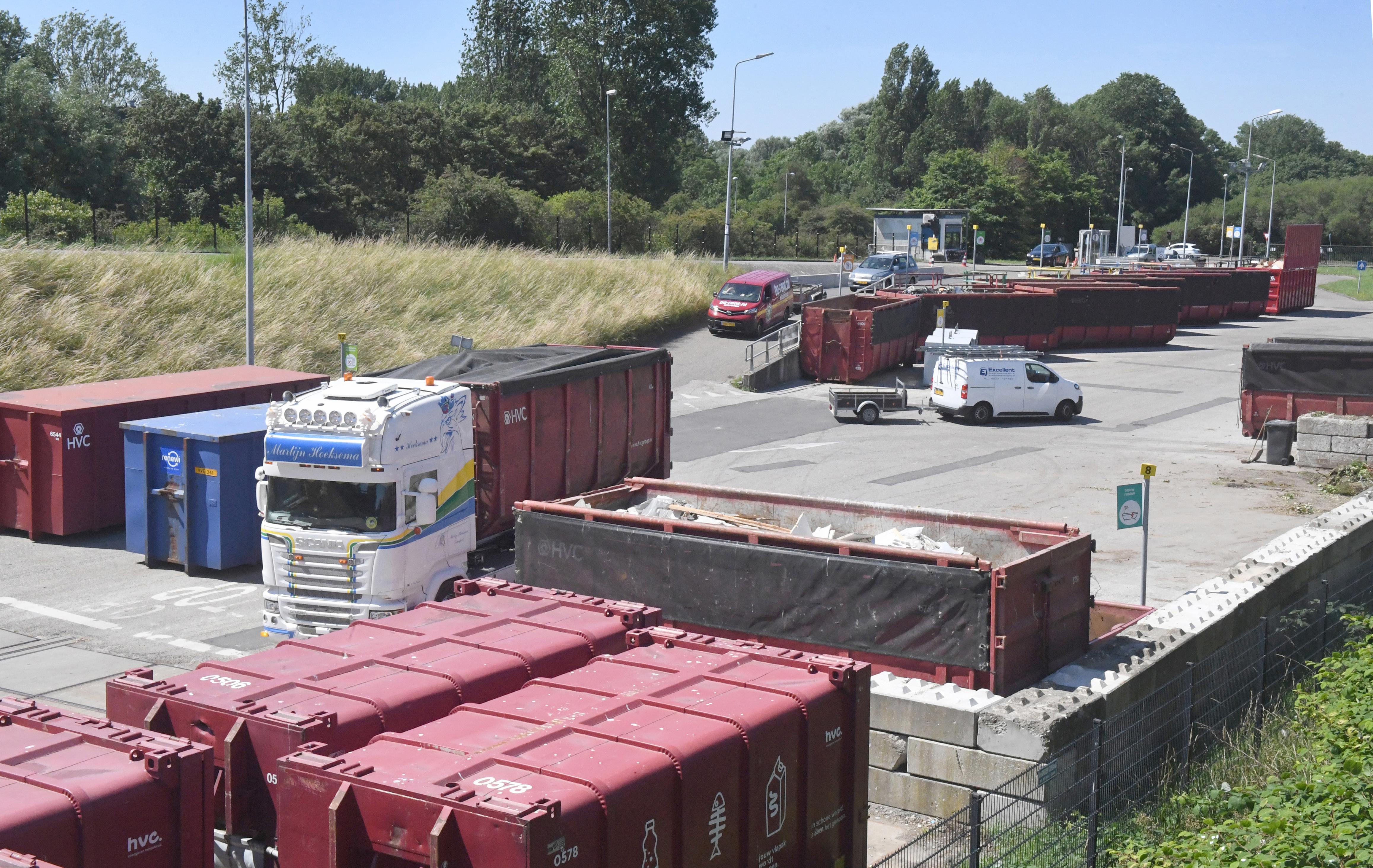 Een bezoeker van het HVC-afvalbrengstation in De Schooten is door een kraan geraakt