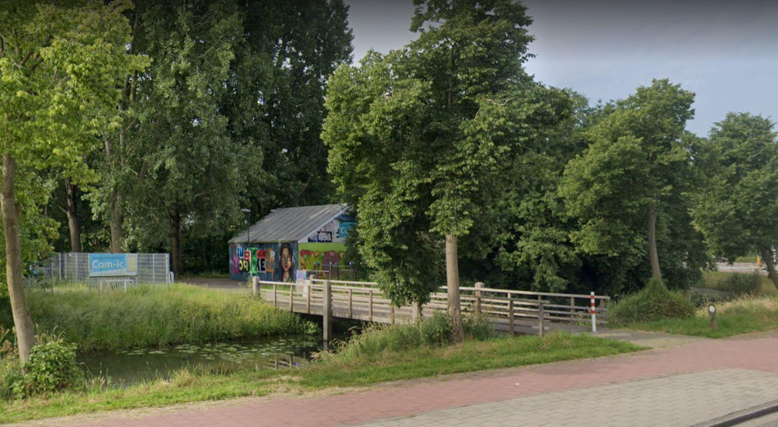Buitenruimte bij jongerencentrum Com-ic in Purmer-Noord op de schop