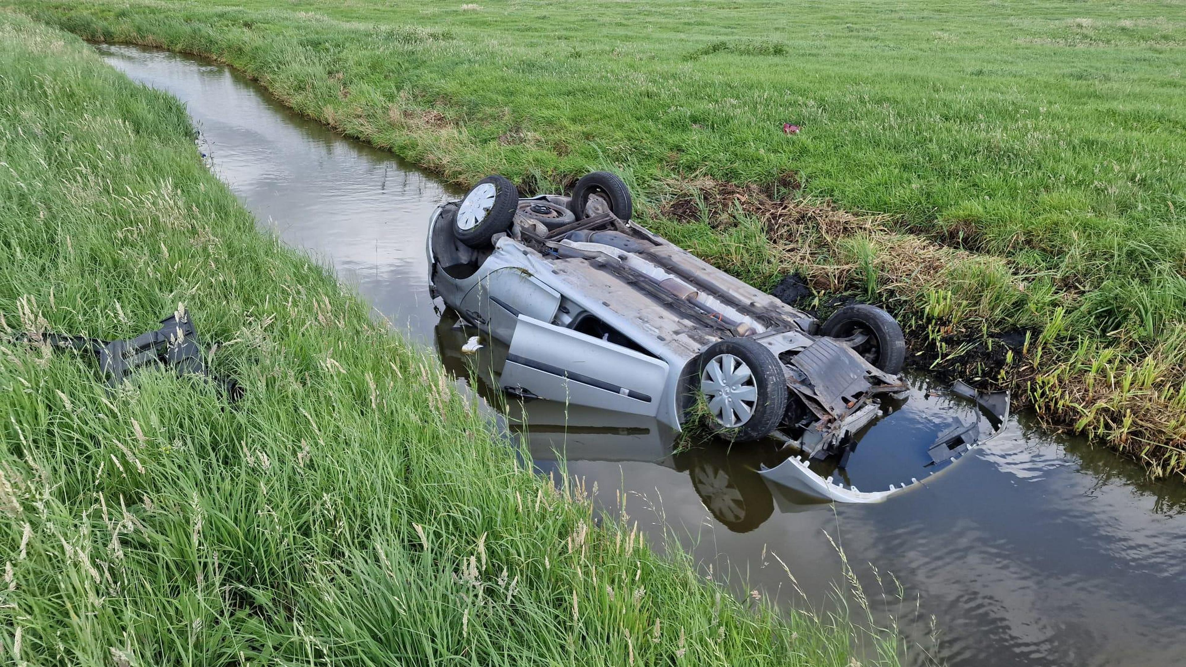 Auto slaat over de kop en belandt in sloot Assendelft, twee inzittenden  naar ziekenhuis | Noordhollands Dagblad