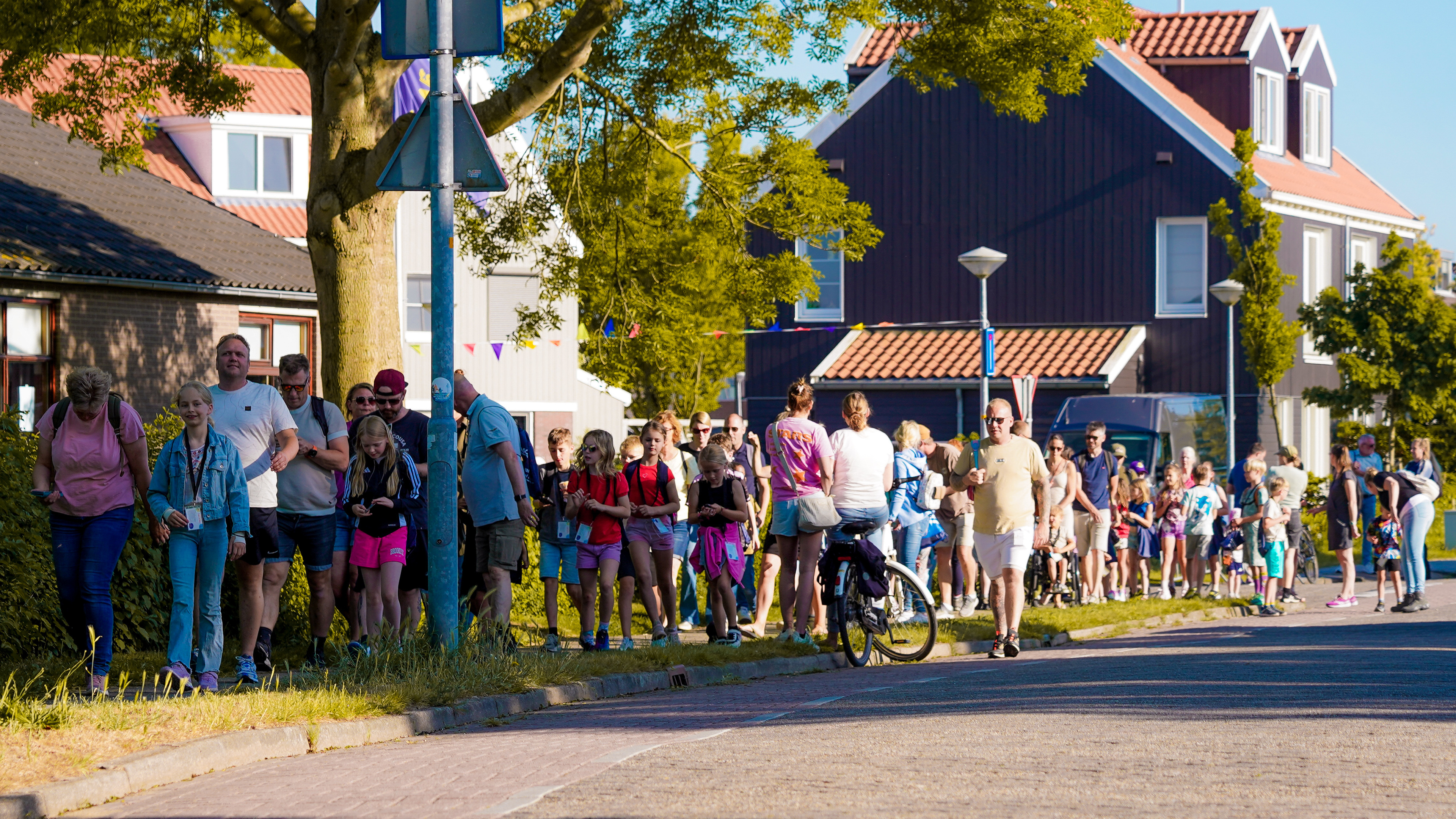 Zonnige start voor jaarlijkse avondvierdaagse Graft-De Rijp
