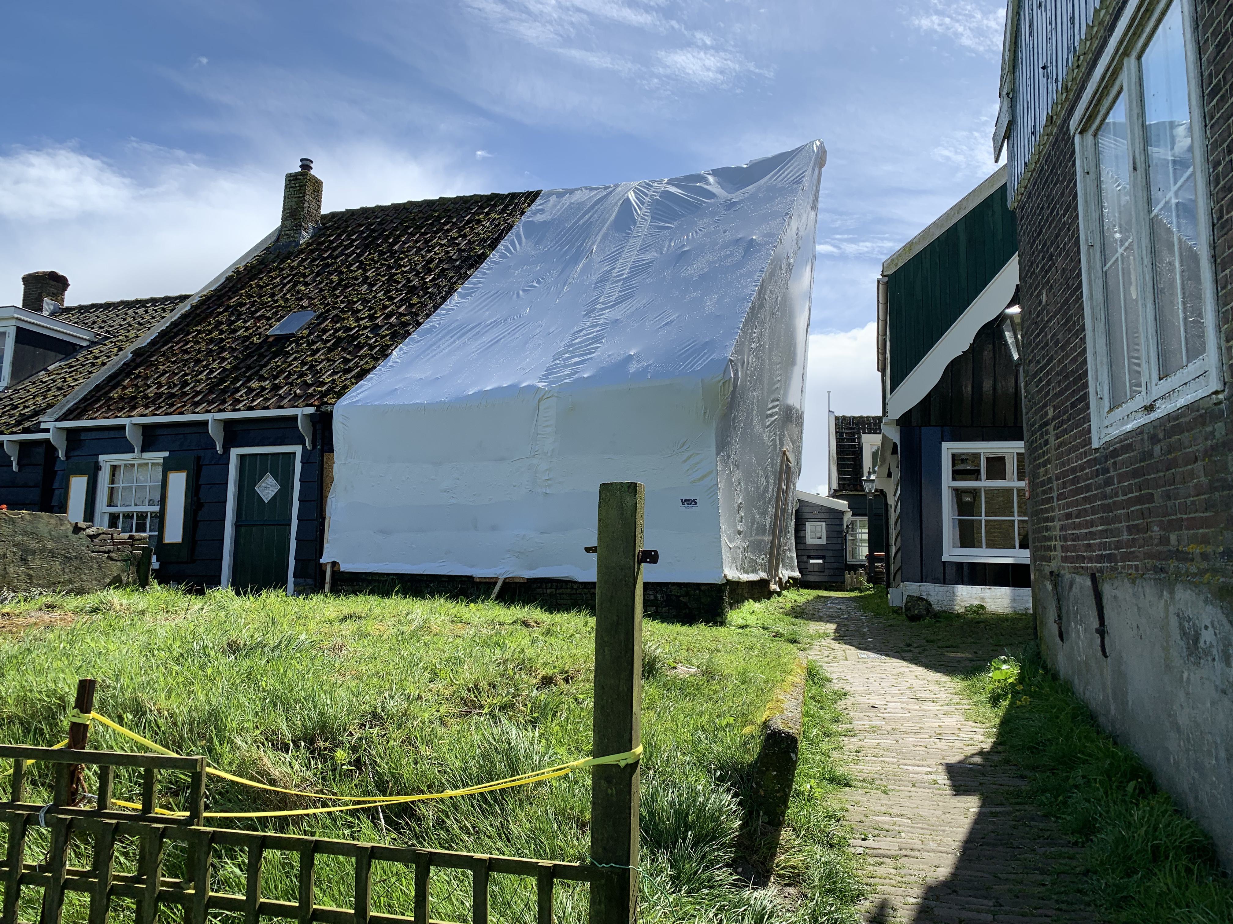 Geen Christo, maar wel ’inpakkunst’ op de Rozewerf op Marken om behoud Rijksmonument zeker te stelle