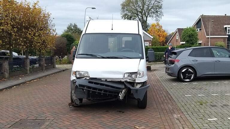 De camper bleef gehavend achter.