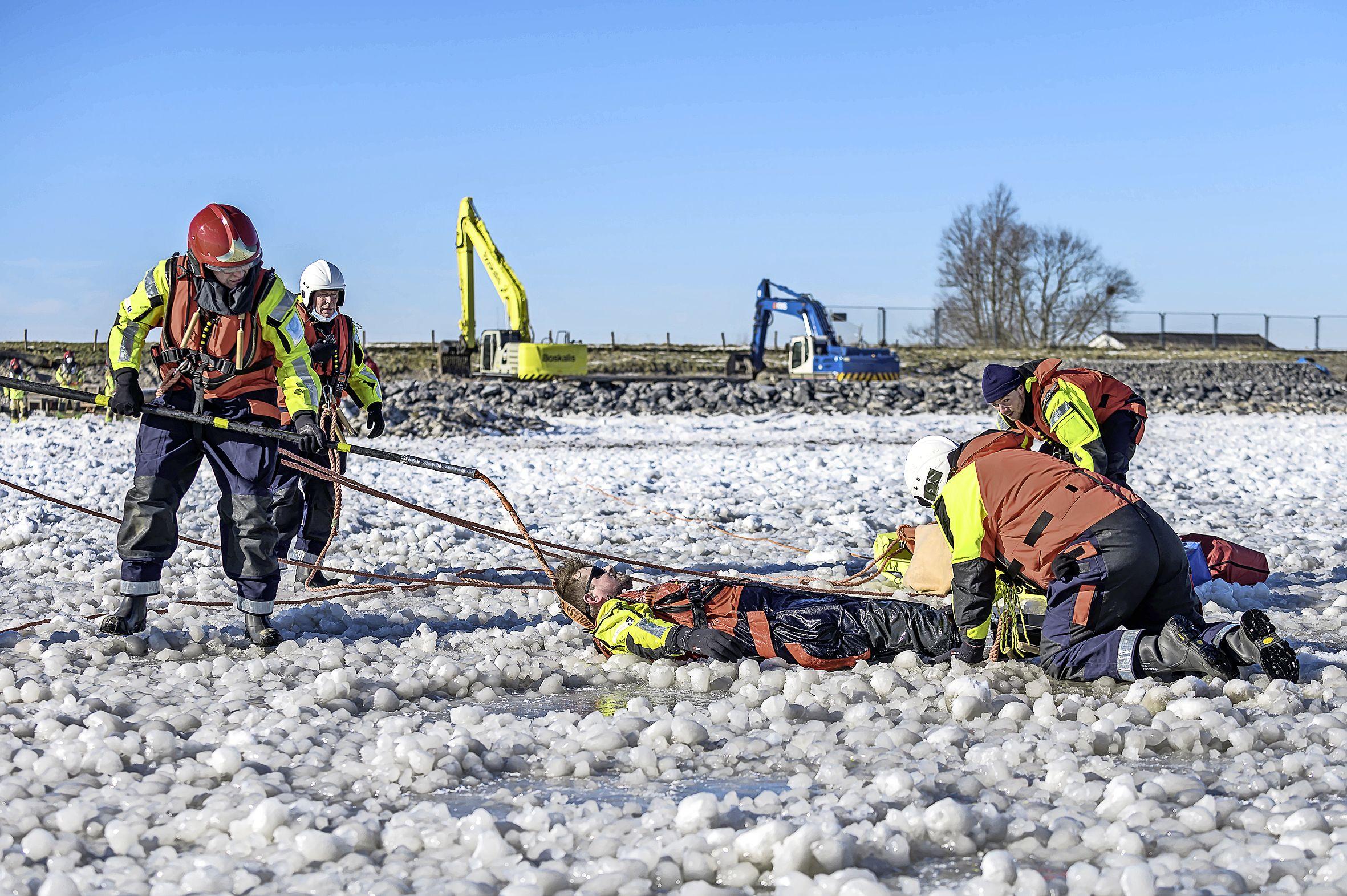 Helden van het water oefenen op het ijs bij Warder; reddingswerkers halen ’slachtoffers’ uit wakken