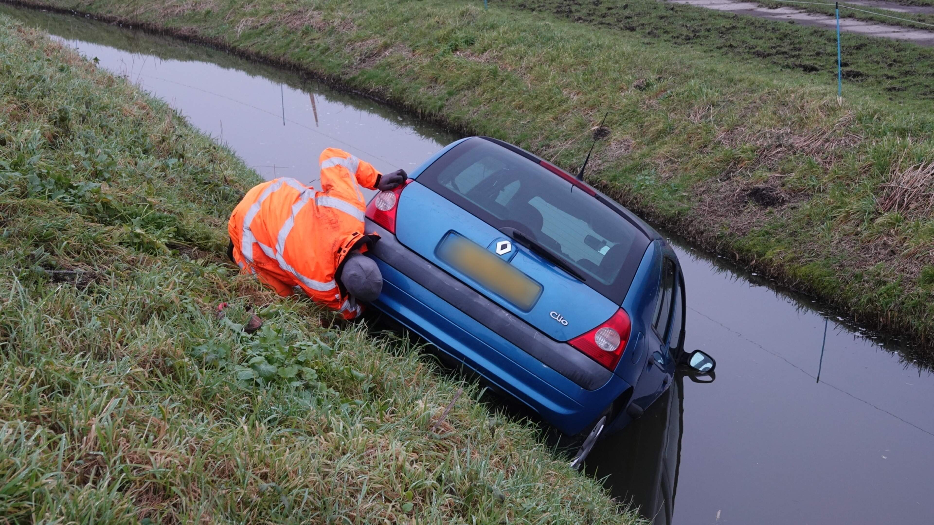 Auto belandt door modderige weg in sloot in Berkhout