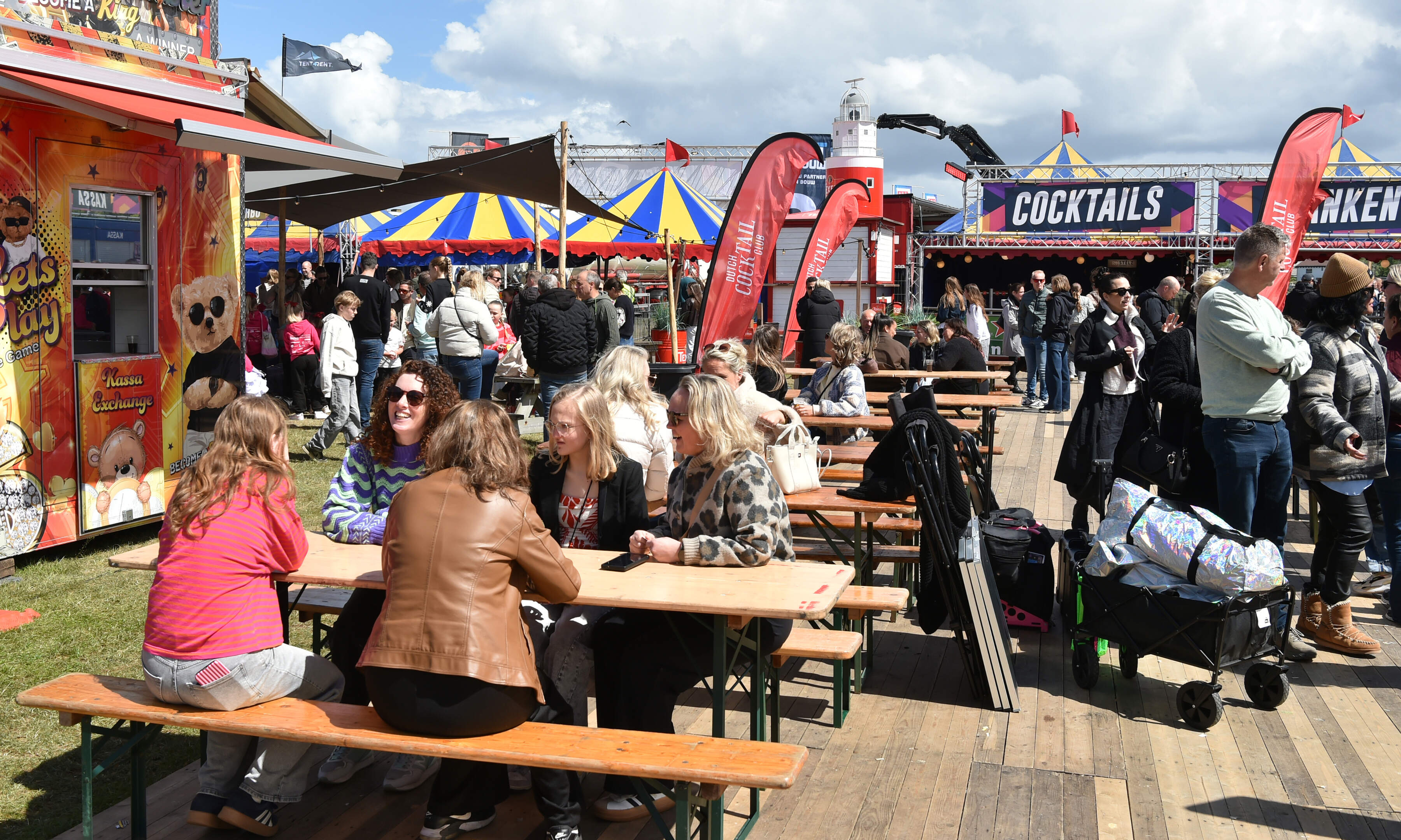Cat clubbing and bouncy castles: Fun in the party tent as Wijk aan Zee celebrates. ‘This is the real festival feeling’