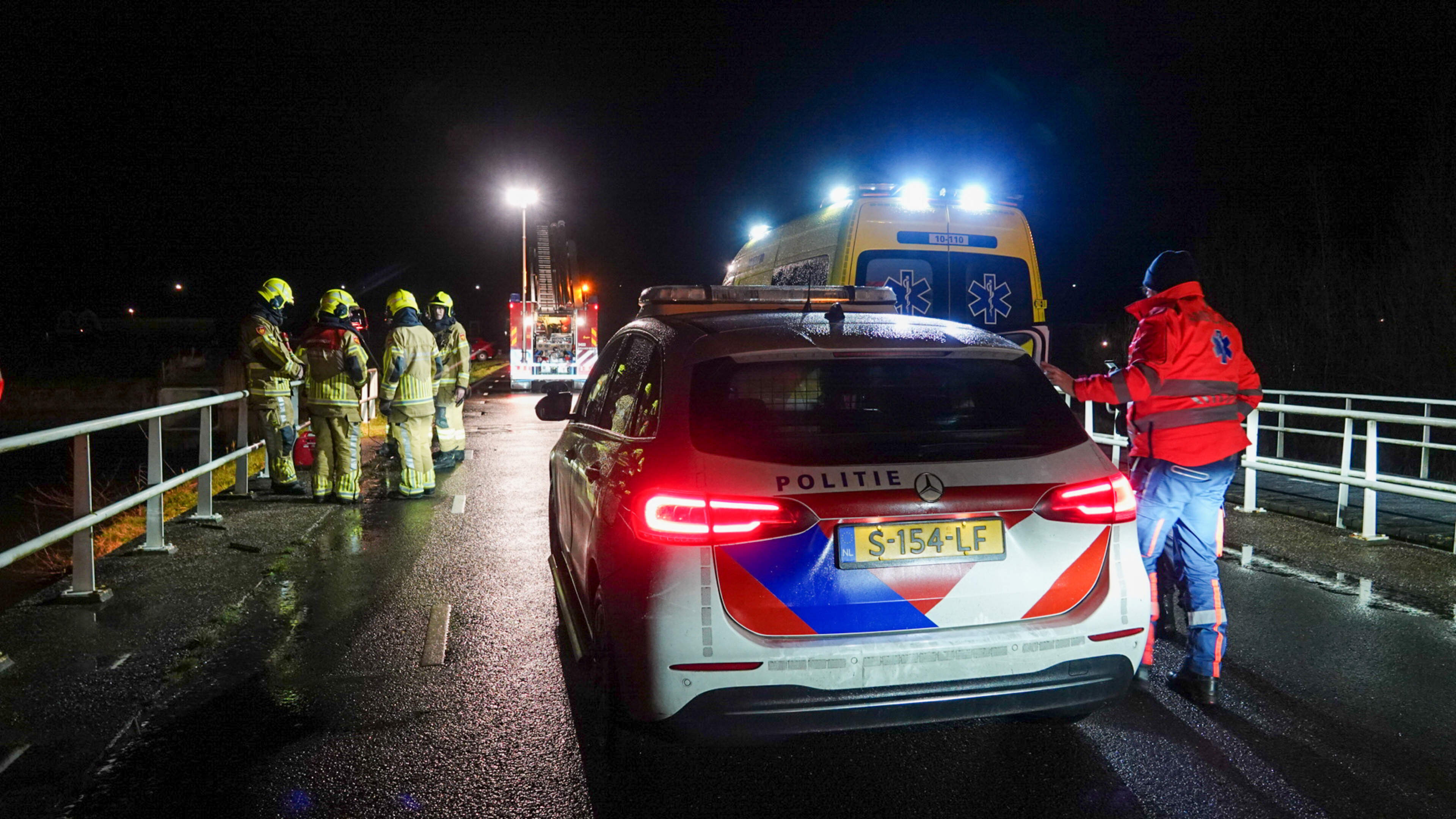 Auto te water in Wervershoof, bestuurder komt met schrik vrij