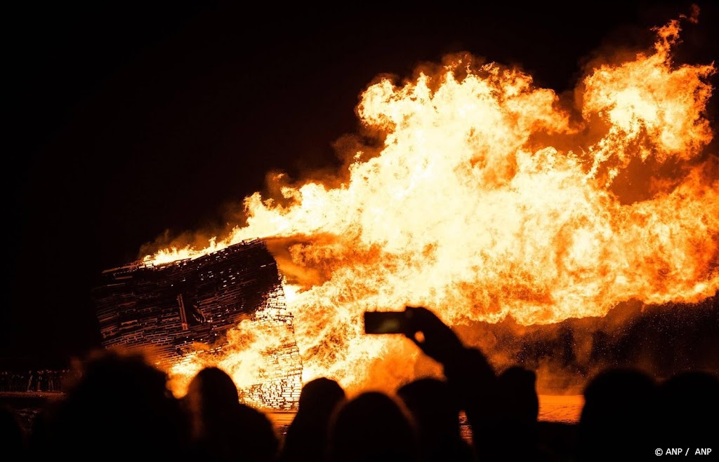 Vreugdevuren Scheveningen en Duindorp branden al