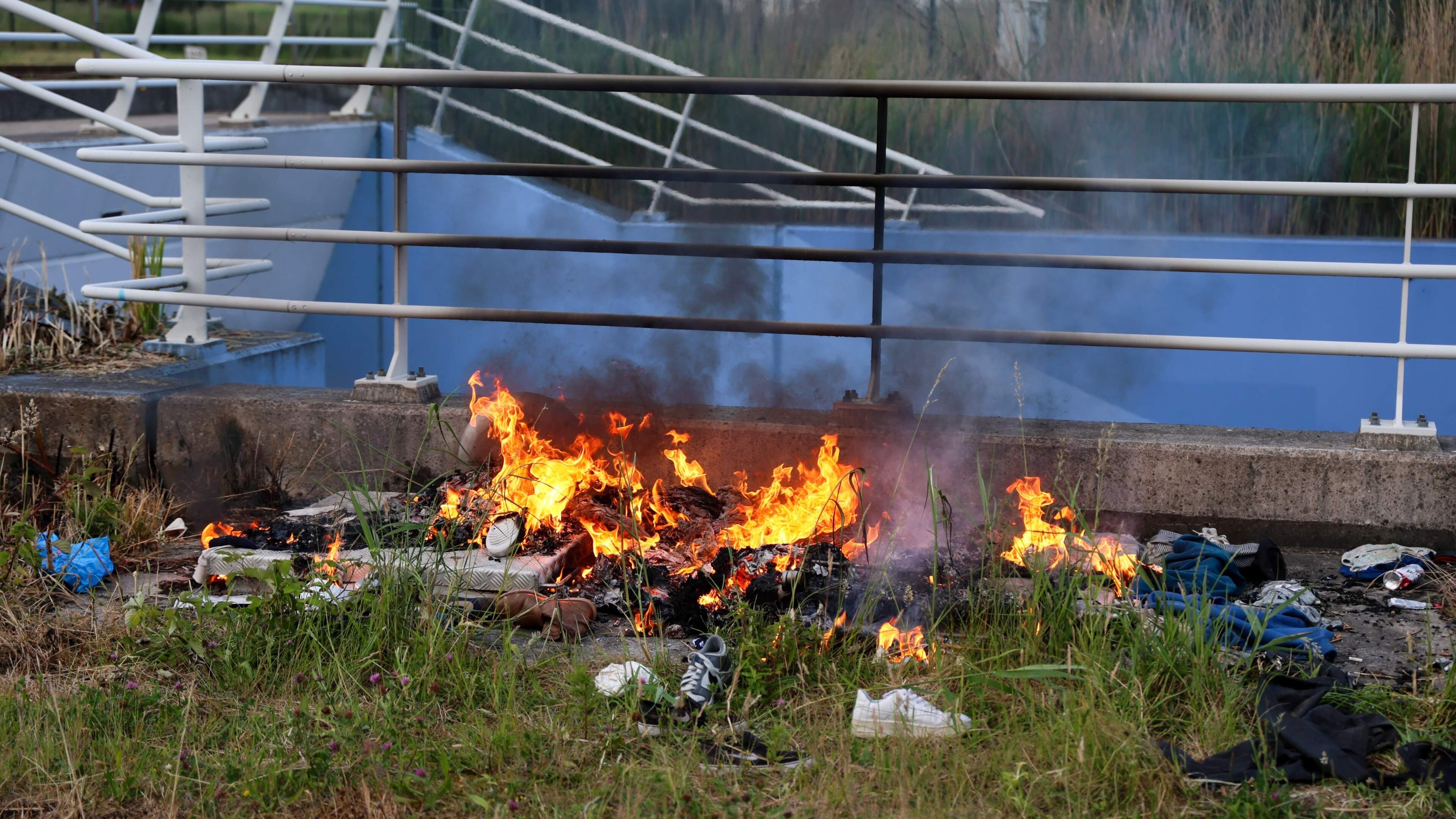 Clothing on fire along railway tracks in Beverwijk, police investigate arson