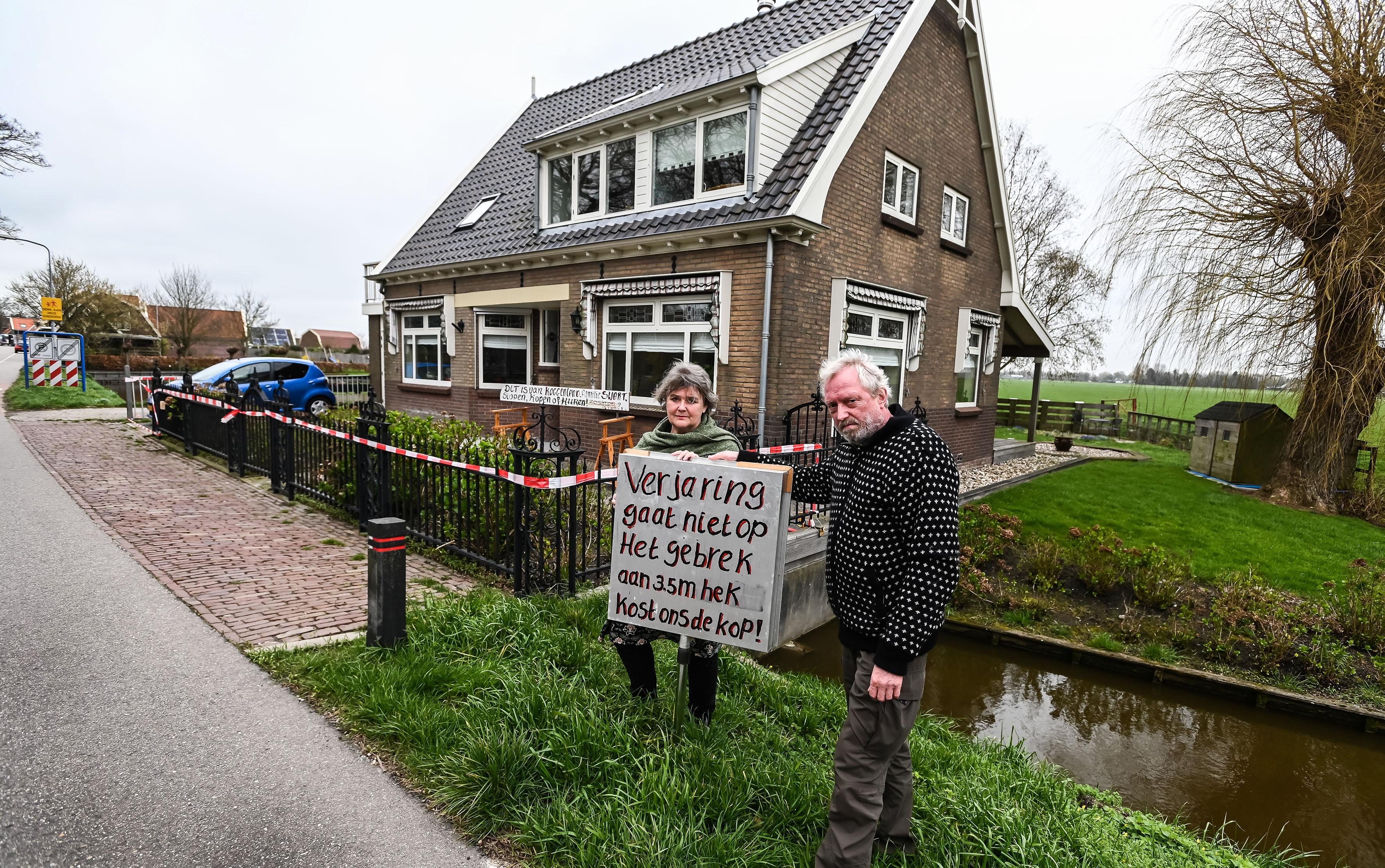 Kopers huis in Spierdijk furieus over grondclaim van Koggenland op hun voortuin