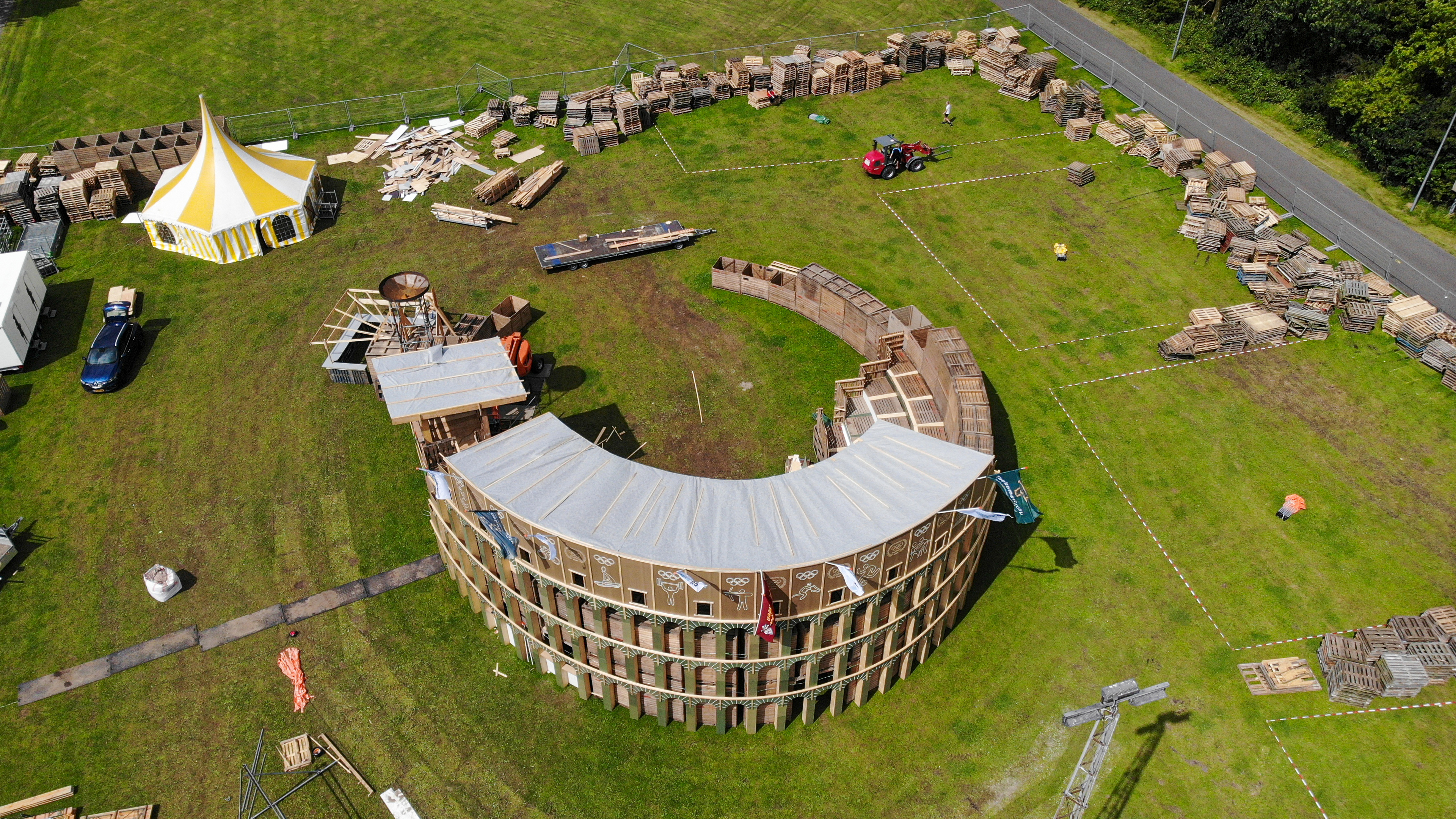 In Hoogkarspel gaan eerst de vaders timmeren. Na het Colosseum komen de kinderhutjes