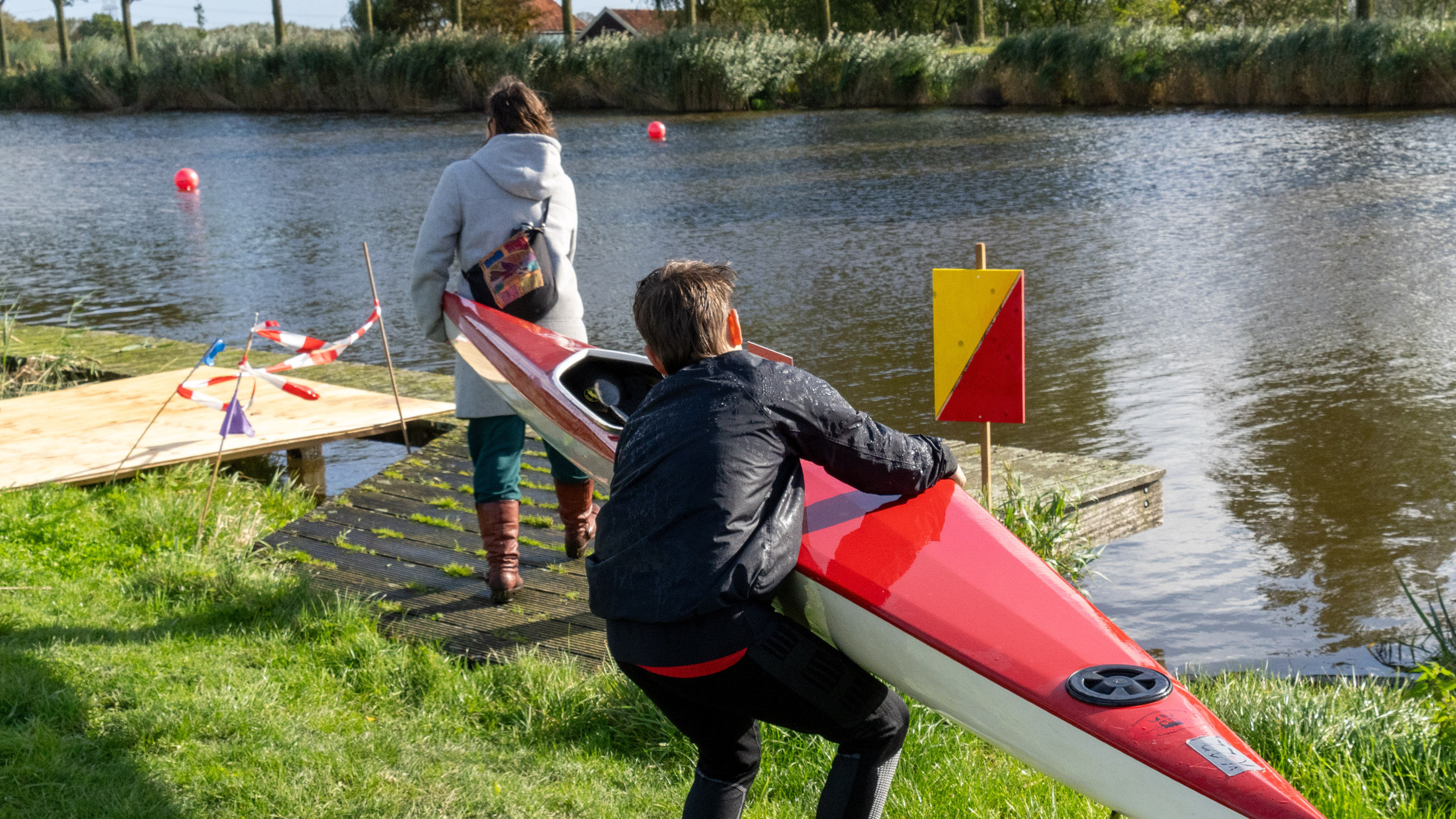 Klunen met de kano: lastige eerste editie van de Leeghwatermarathon van De Rijp naar Spijkerboor