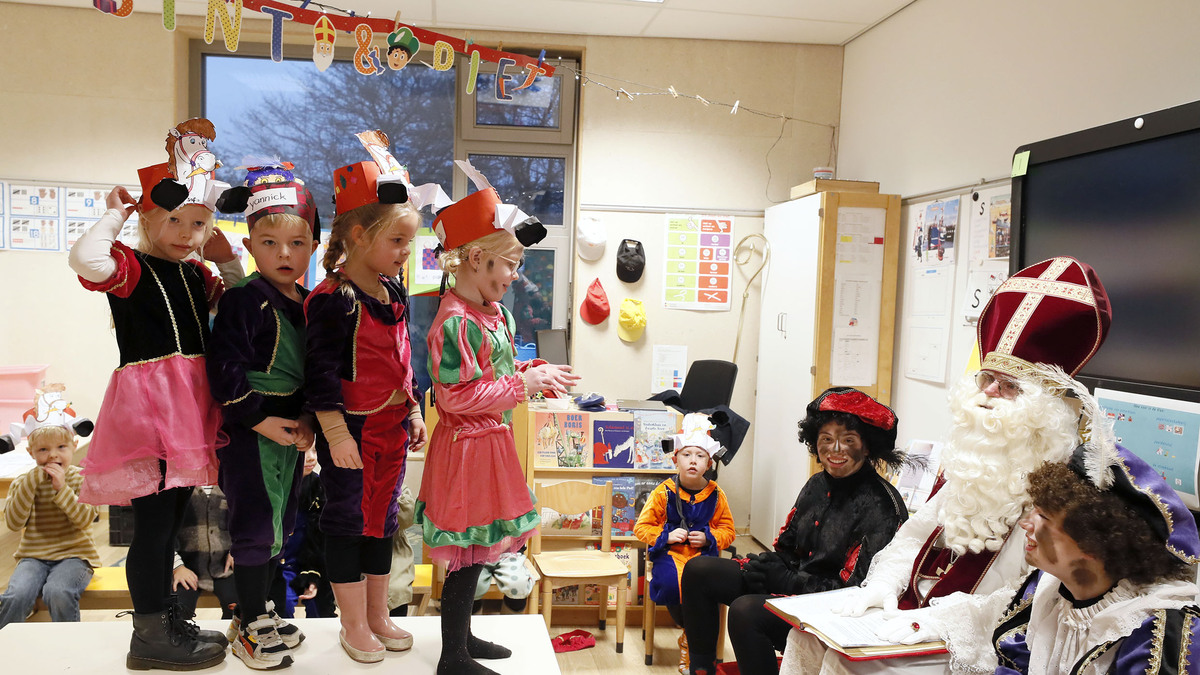 Sinterklaasje kom maar binnen met je knecht. Kinderen in basisschool de