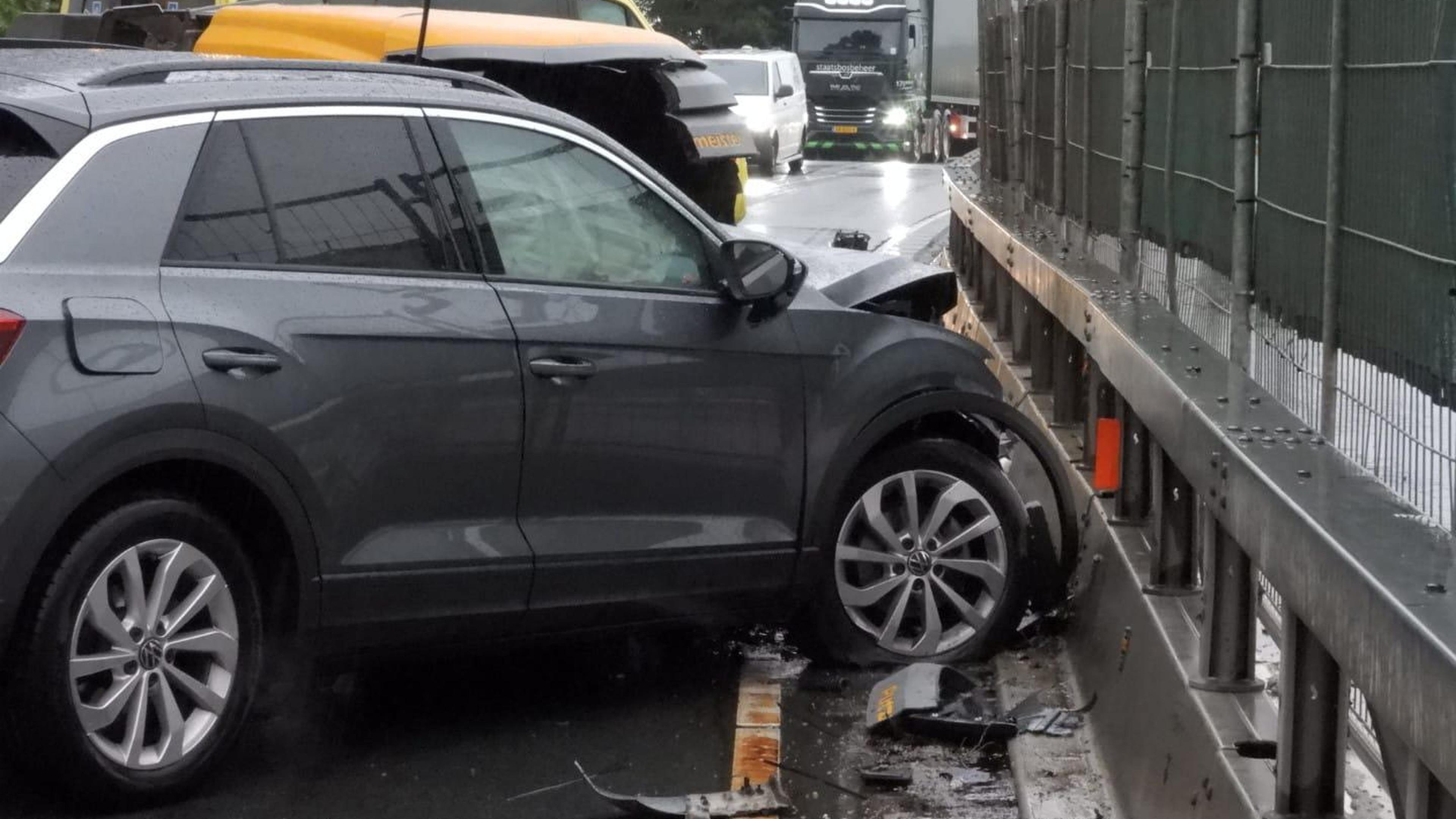 Betonpomp schiet van trekhaak in Monnickendam: automobilist botst achterop