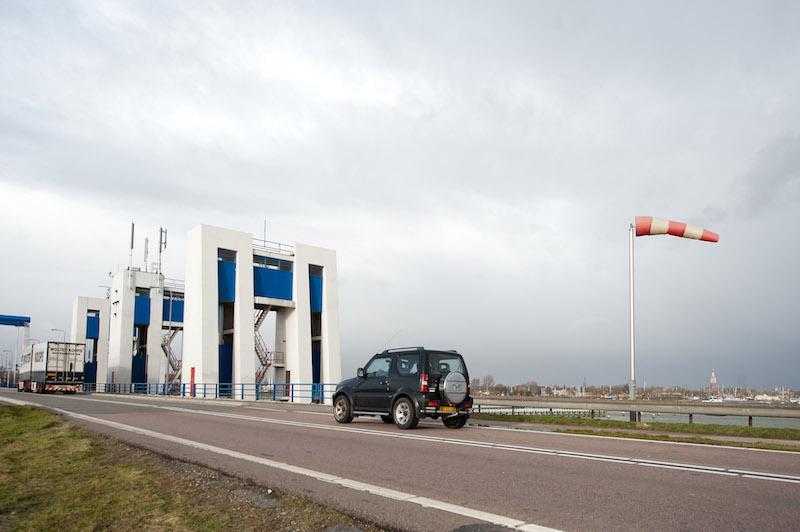 Dijk Enkhuizen-Lelystad dicht voor alle verkeer door storm