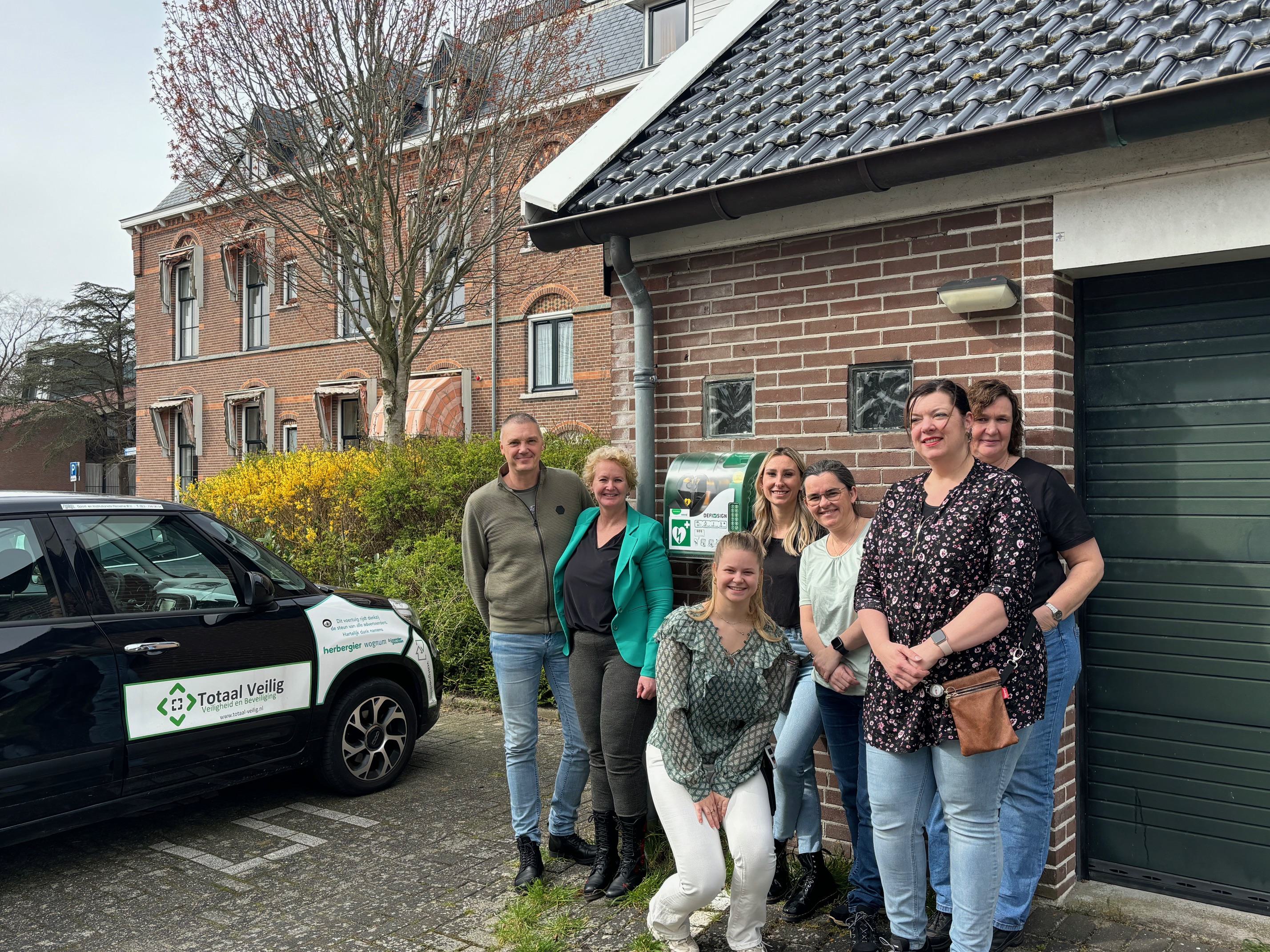 De Herbergier Wognum krijgt AED van Univé