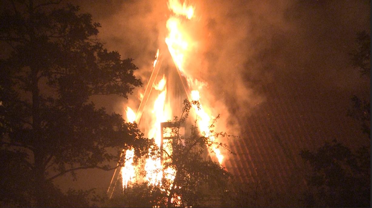 Brand zorgt voor grote schade in huis cabaretier Jan Jaap van der Wal in Katwoude [video]