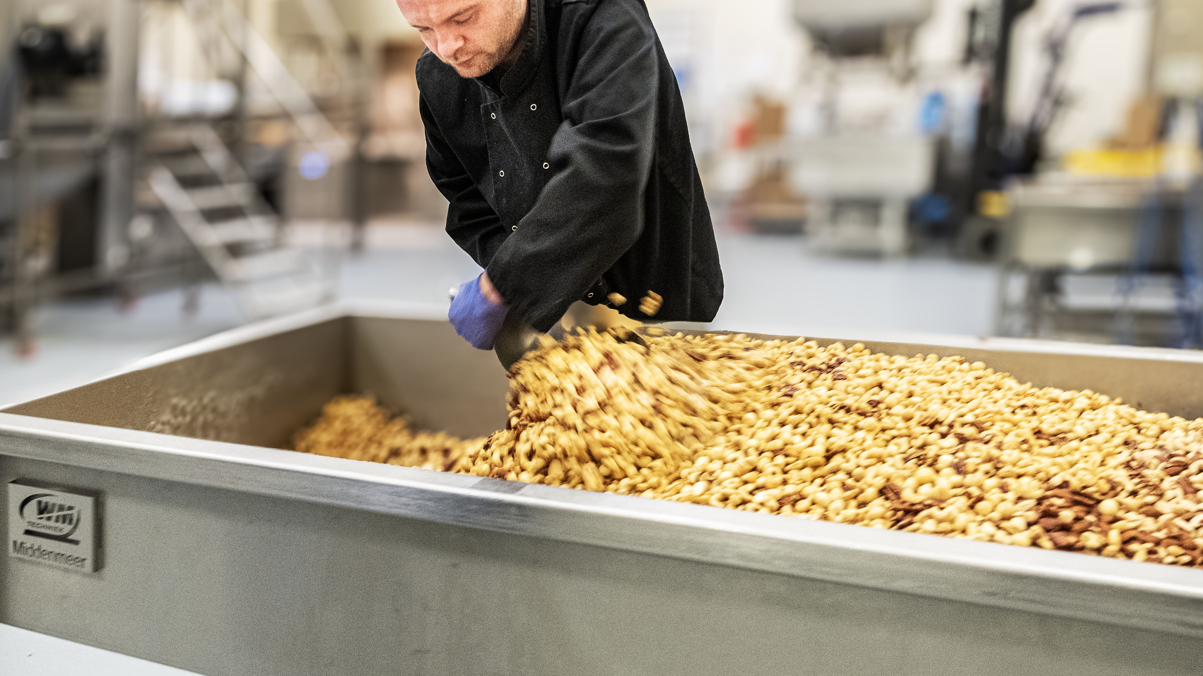 A look inside the world of nut company Gotjé: You see a bag on the shelf, but not the work behind it