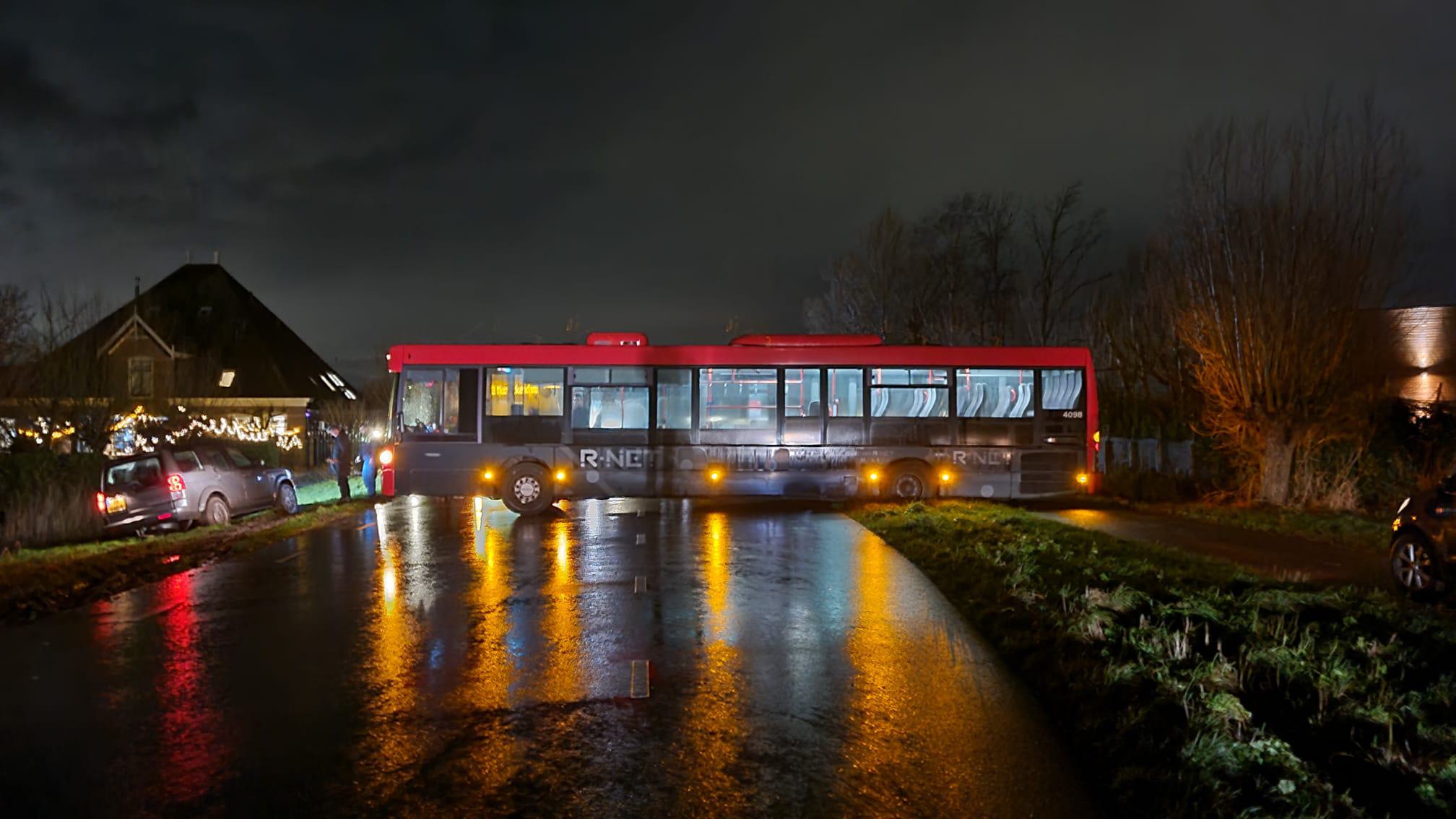 Bus vast in de modder, blokkeert weg tussen Monnickendam en Purmer