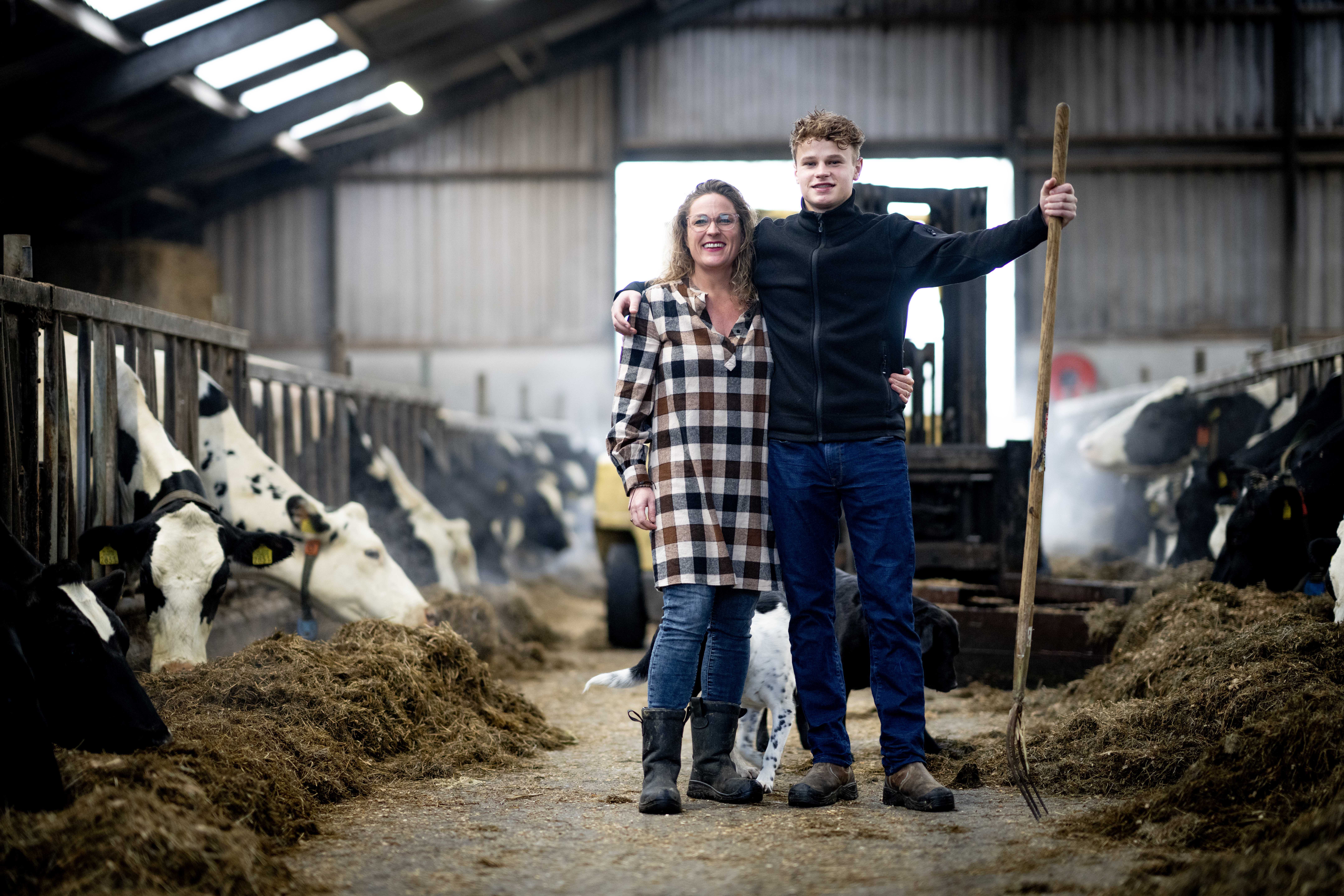 Geluksmomenten tussen de koeien en schapen delen met anderen. Caroline (46) en Cas (19) starten zorg