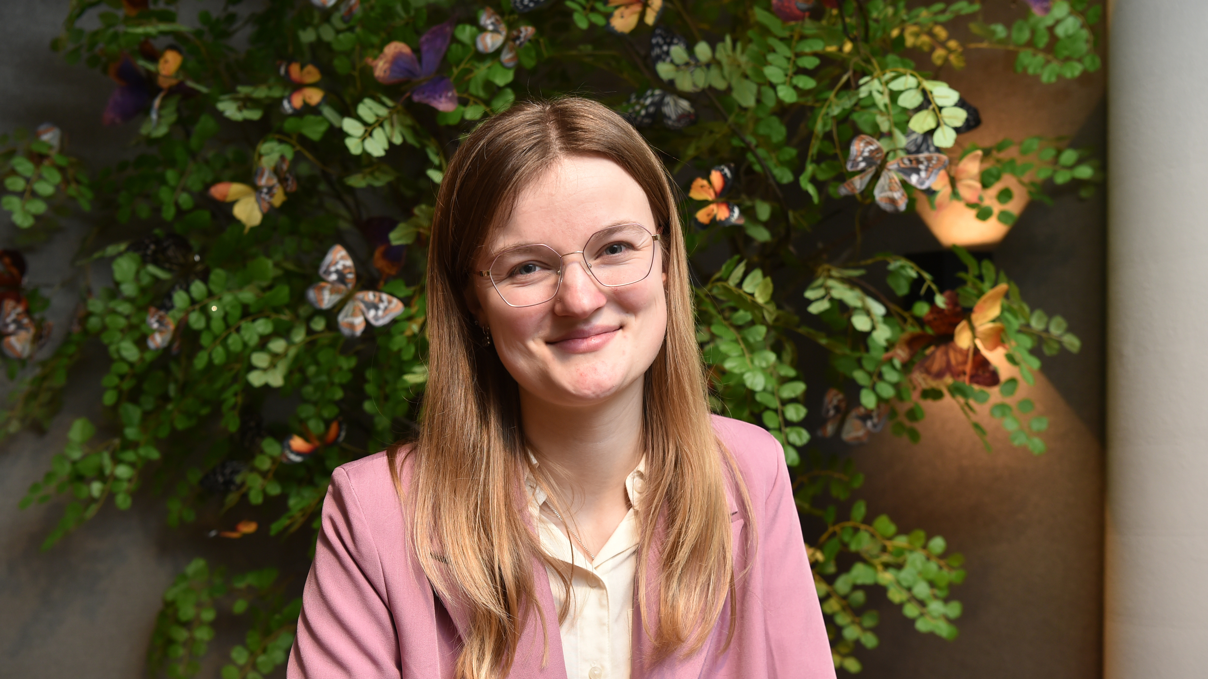 Shari (20) has wanted to be a funeral director since she was 15. Now she is: ‘Here you see the purest form of love’