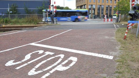 Buschauffeurs hoeven straks geen drukke kruisingen meer over om bij het Beverwijkse station te komen.