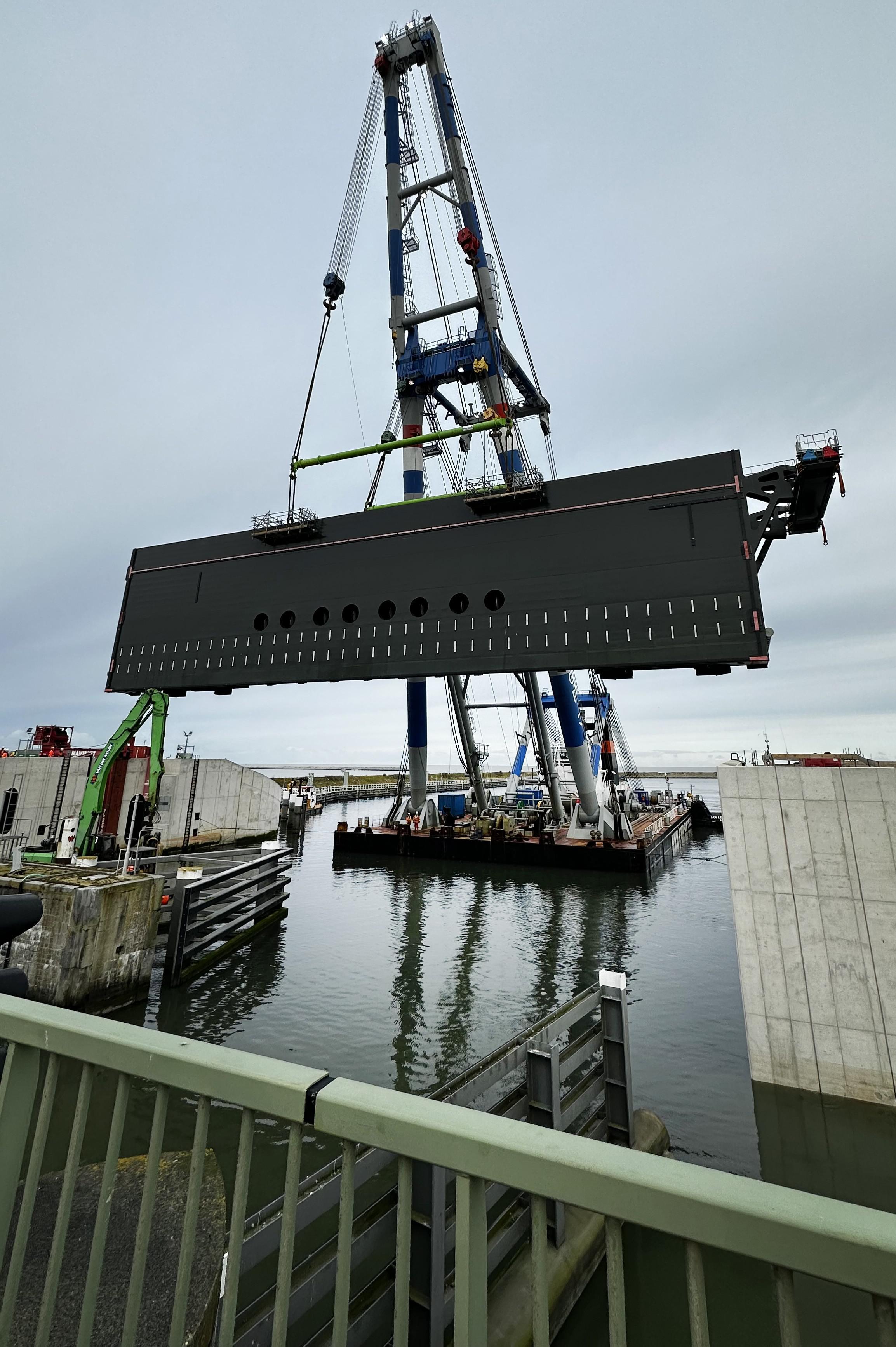 Roldeur van bijna 1 miljoen kilo staal in nieuwe keersluis van de Afsluitdijk bij Kornwerderzand gep
