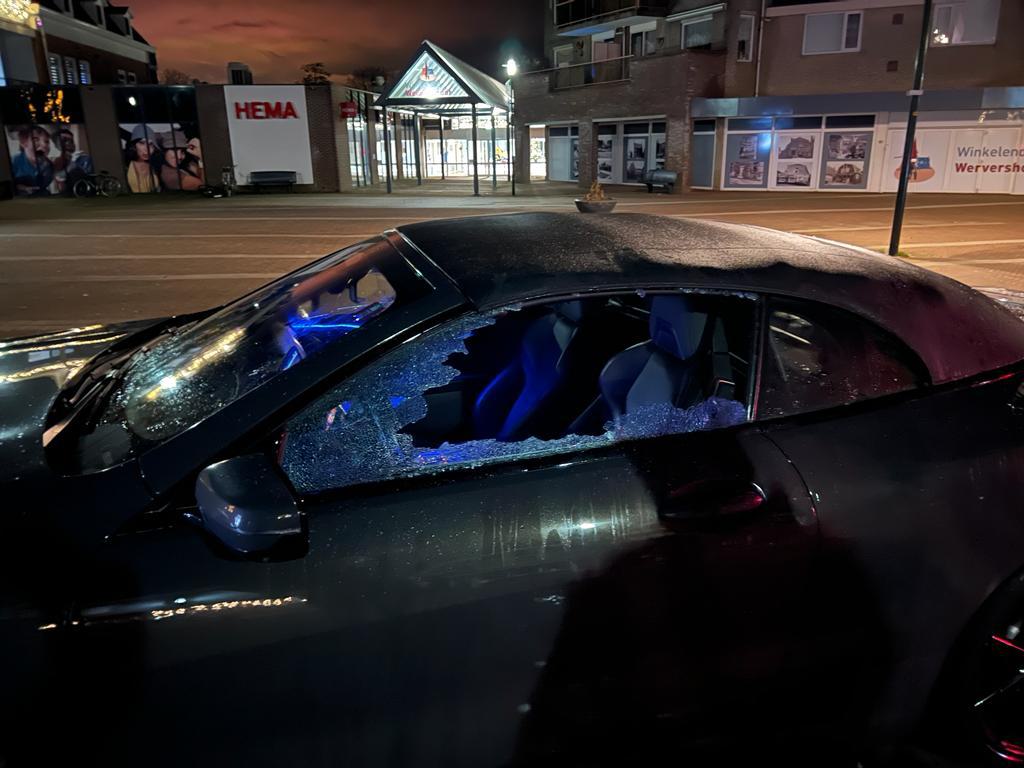Eigenaar van vernielde auto in Wervershoof speurt zelf naar dader en deelt beelden: ’Iemand moet zij