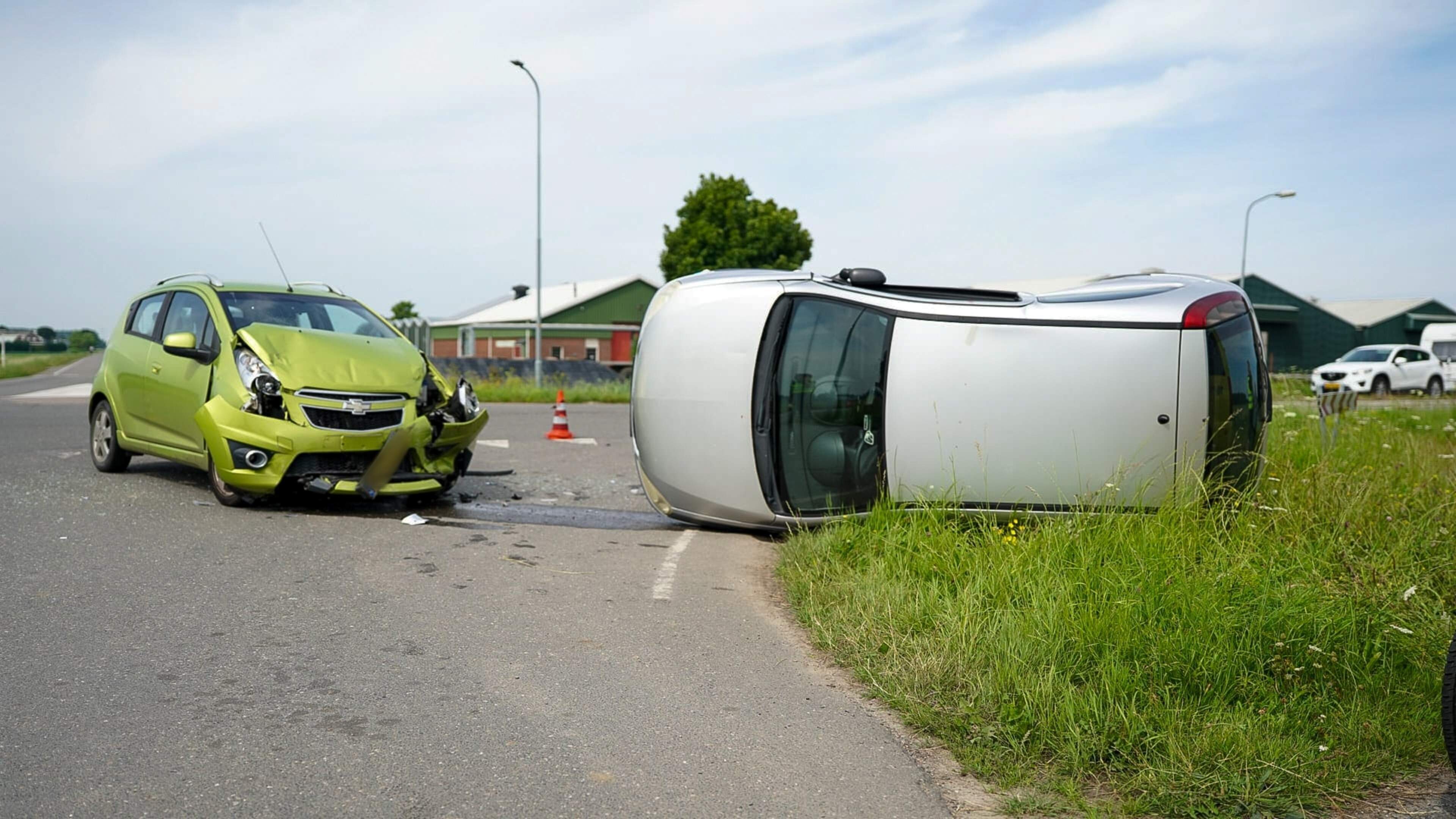 Auto belandt op zijn kant bij botsing op kruising in Hoogkarspel