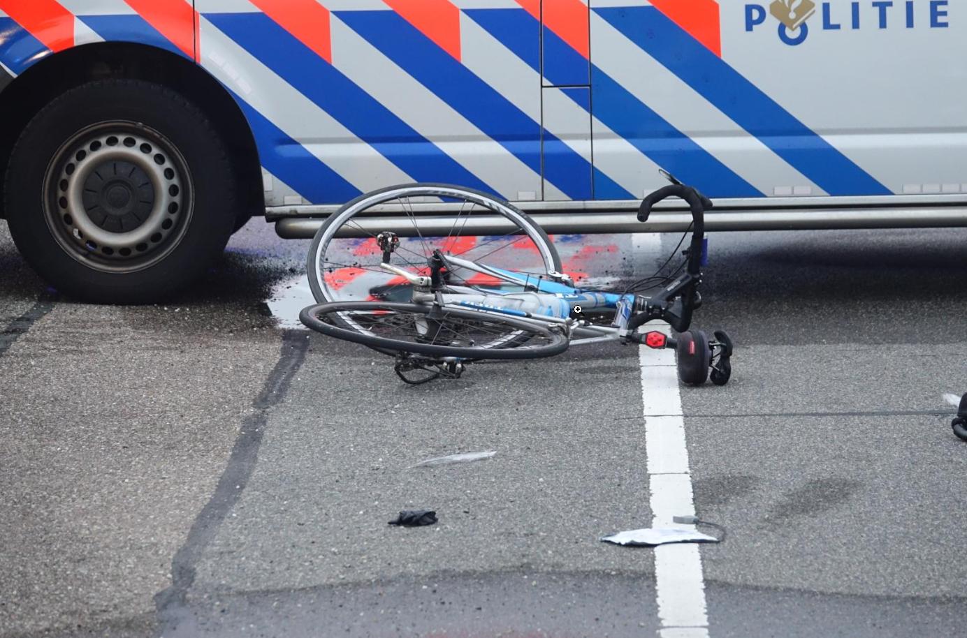 Wielrenner uit Volendam gehandicapt na botsing met politiebusje in Katwoude. Agenten veroordeeld maa