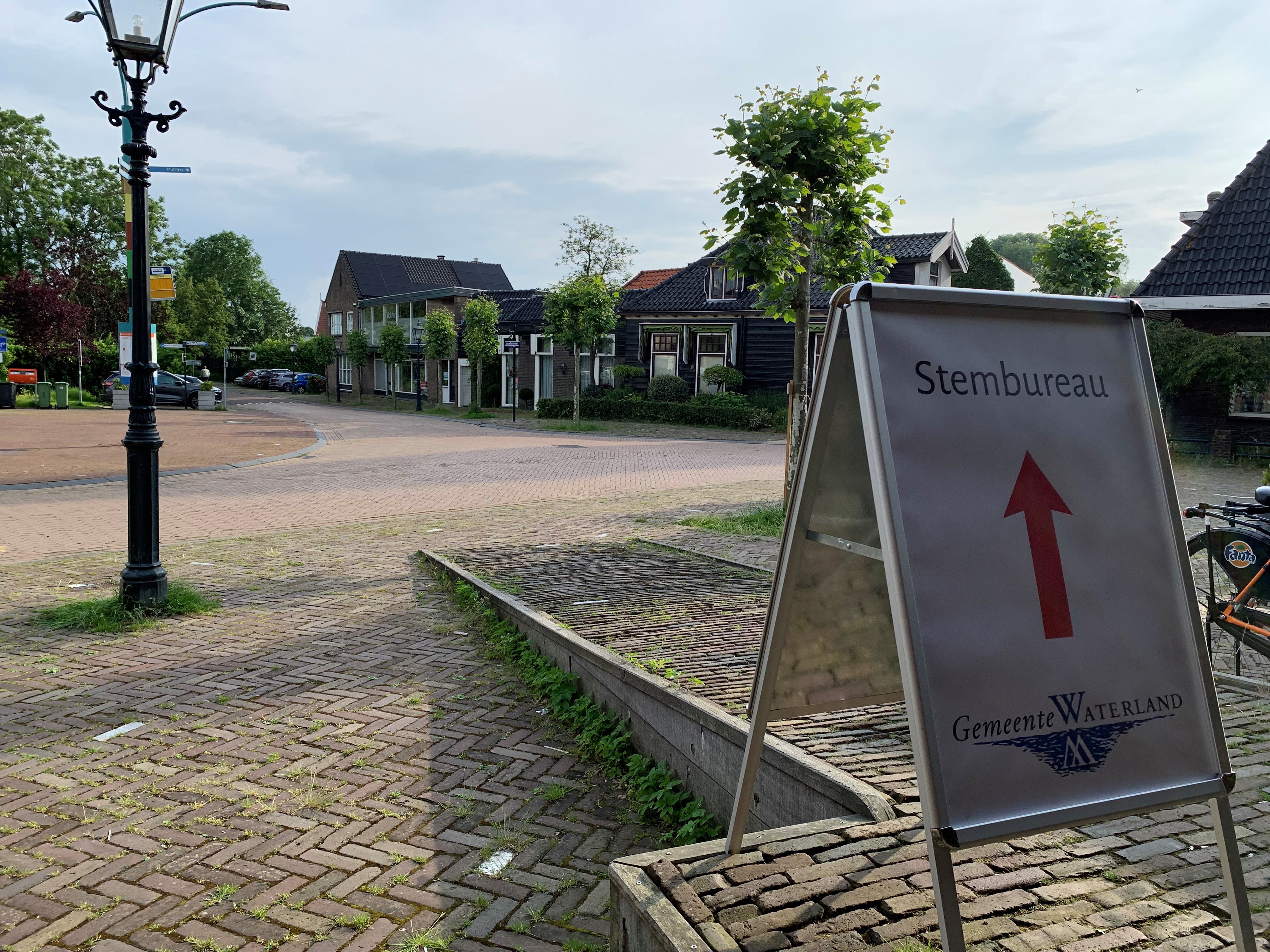 Zelfs een kleine rij met stemmers voor het stembureau in Ilpendam