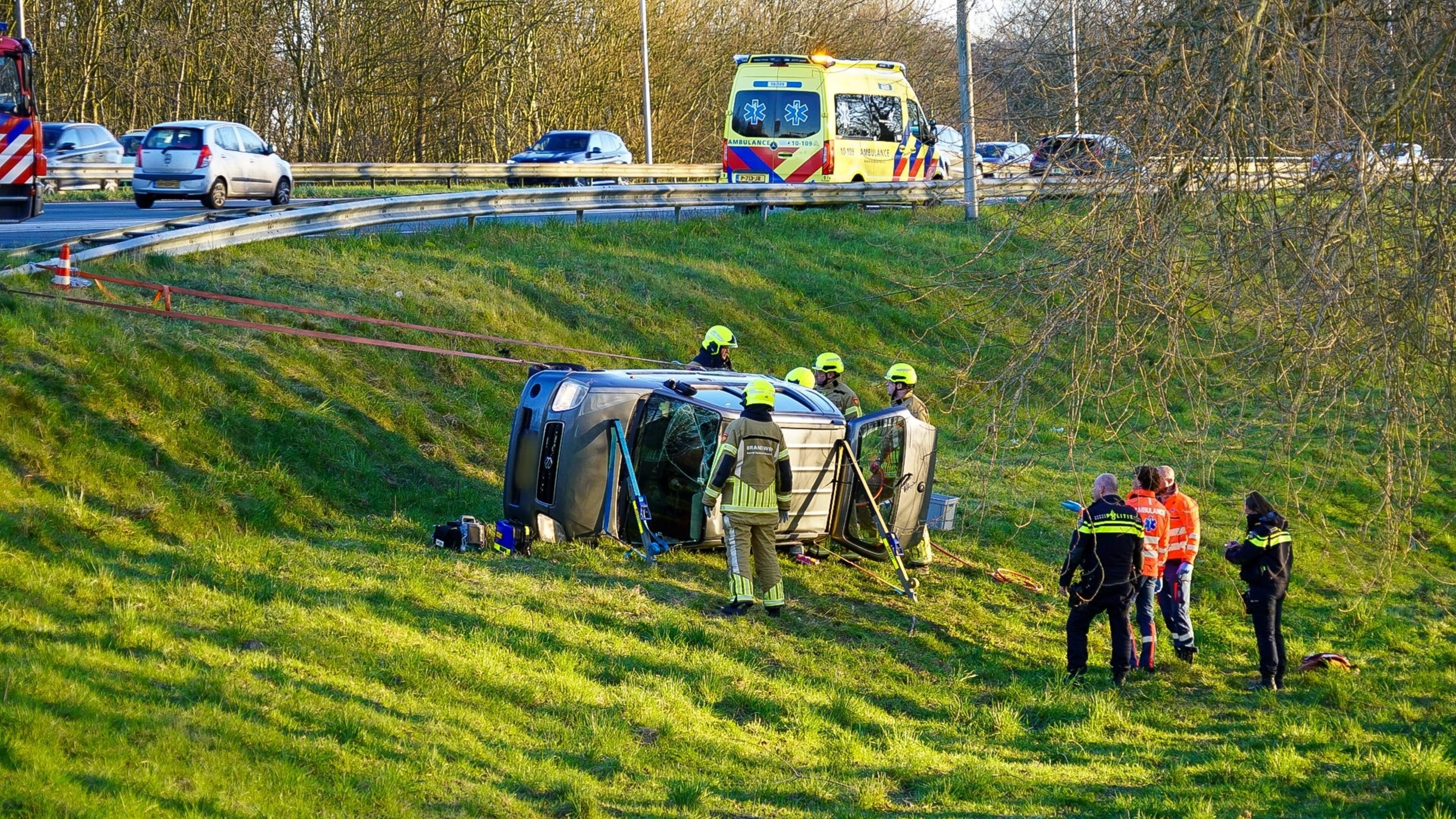 Automobiliste raakt van de weg en slaat over de kop op oprit A7 bij Berkhout