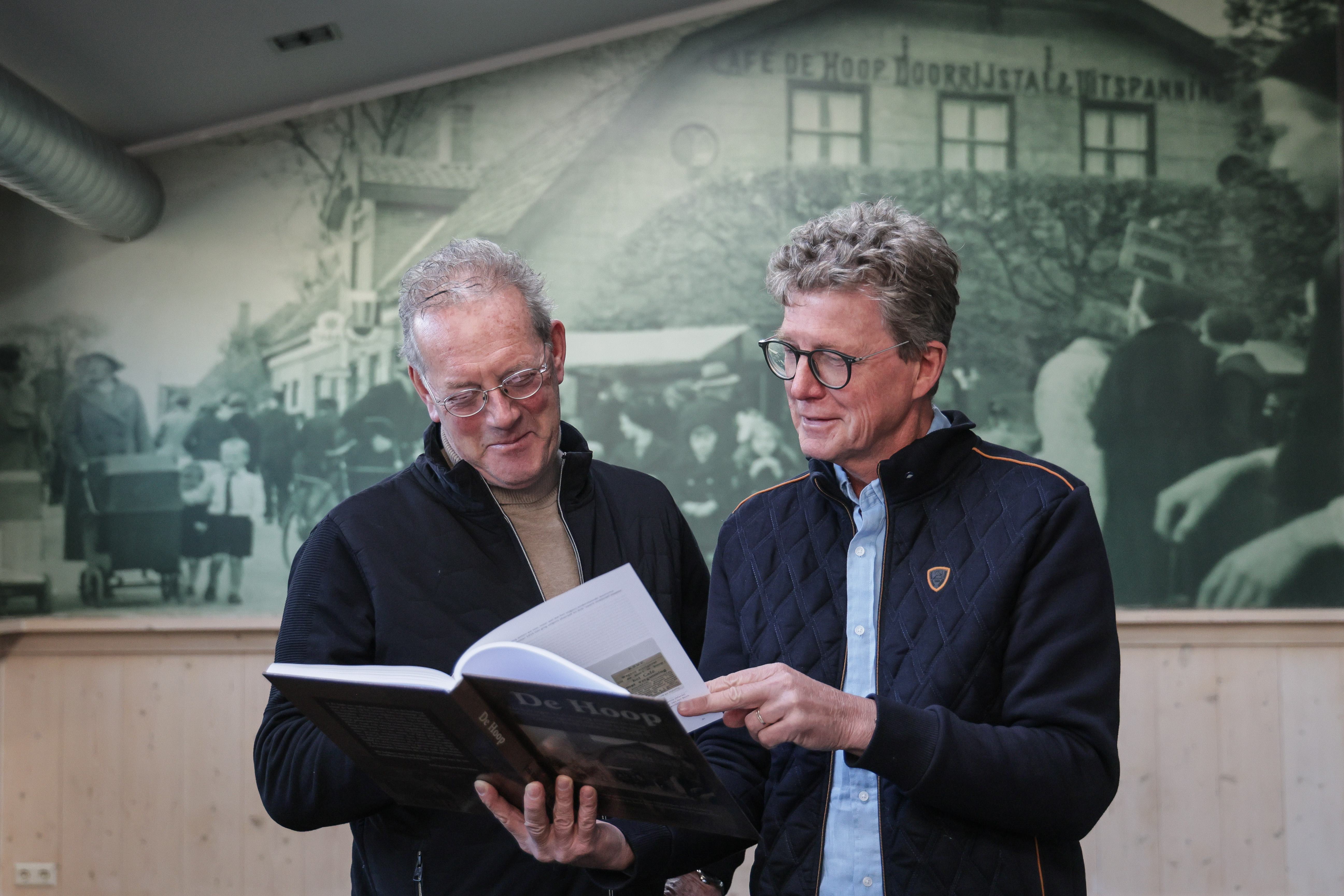 Drie volle zalen voor presentatie boek café De Hoop in De Goorn