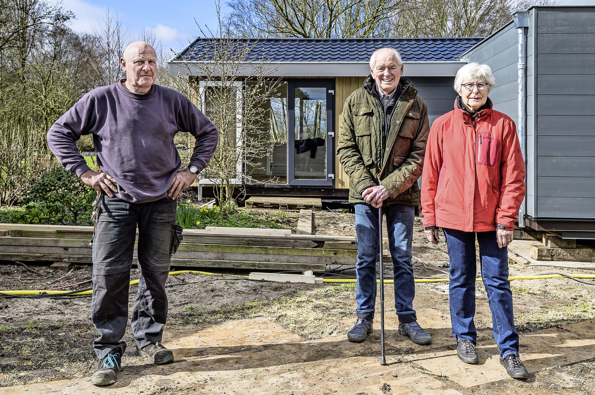 Echtpaar krijgt een mantelzorgwoning in de achtertuin van hun schoonzoon in Den Ilp: ’Wat een luxe h