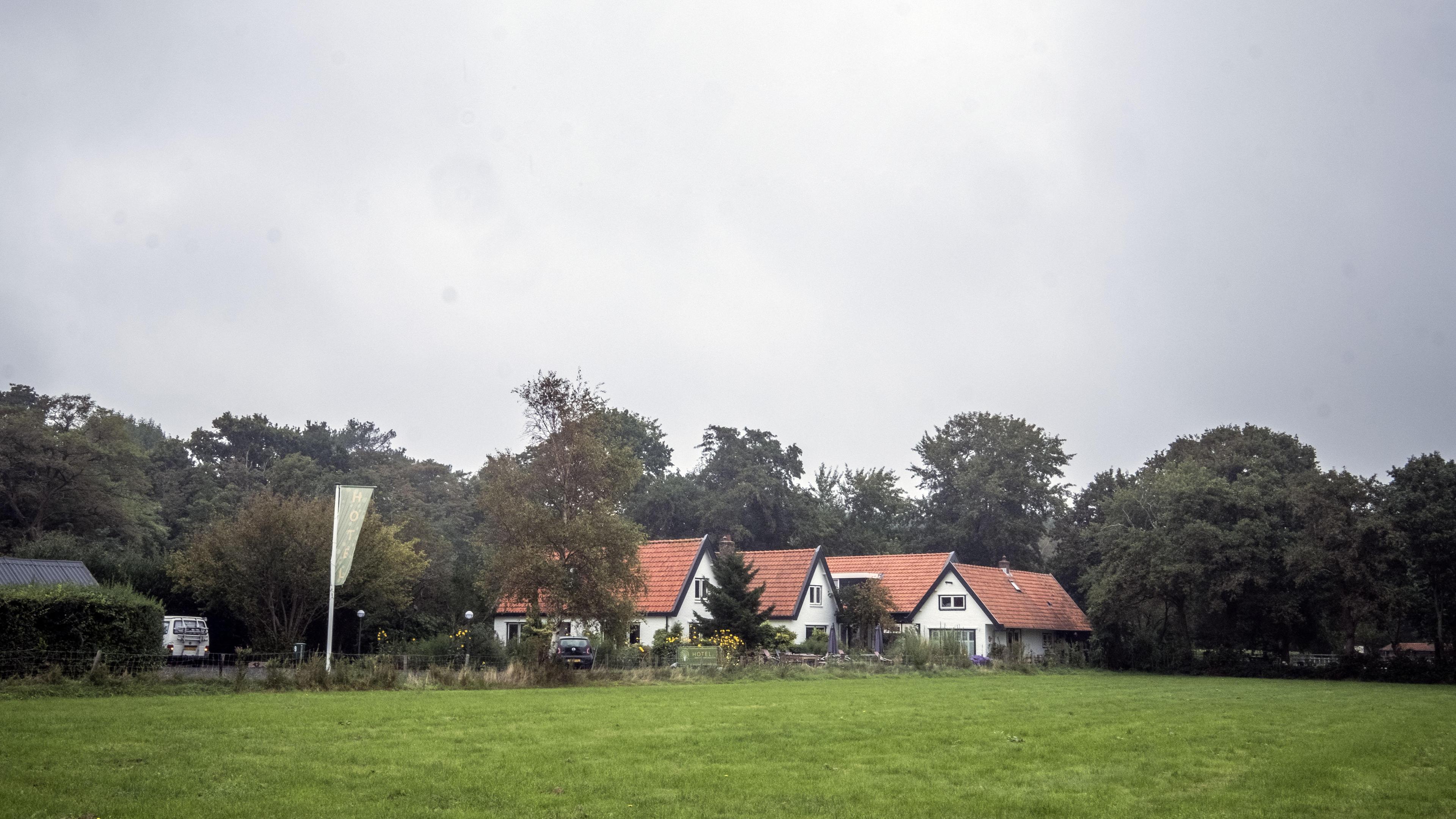 Echtpaar wil dat gemeente gaat handhaven bij hotel in Schoorl. ‘College heeft ons met geluidsoverlas