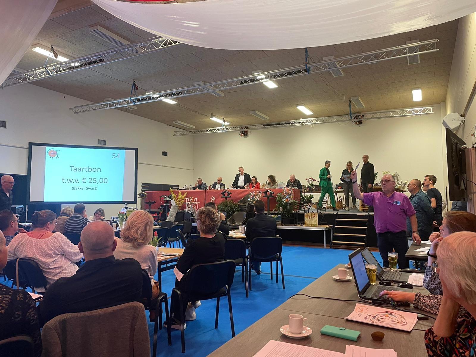 Talrijke en originele prijzen veiling Zwaagdijk-Oost. Zelfs klok team St. Jozef komt onder de hamer