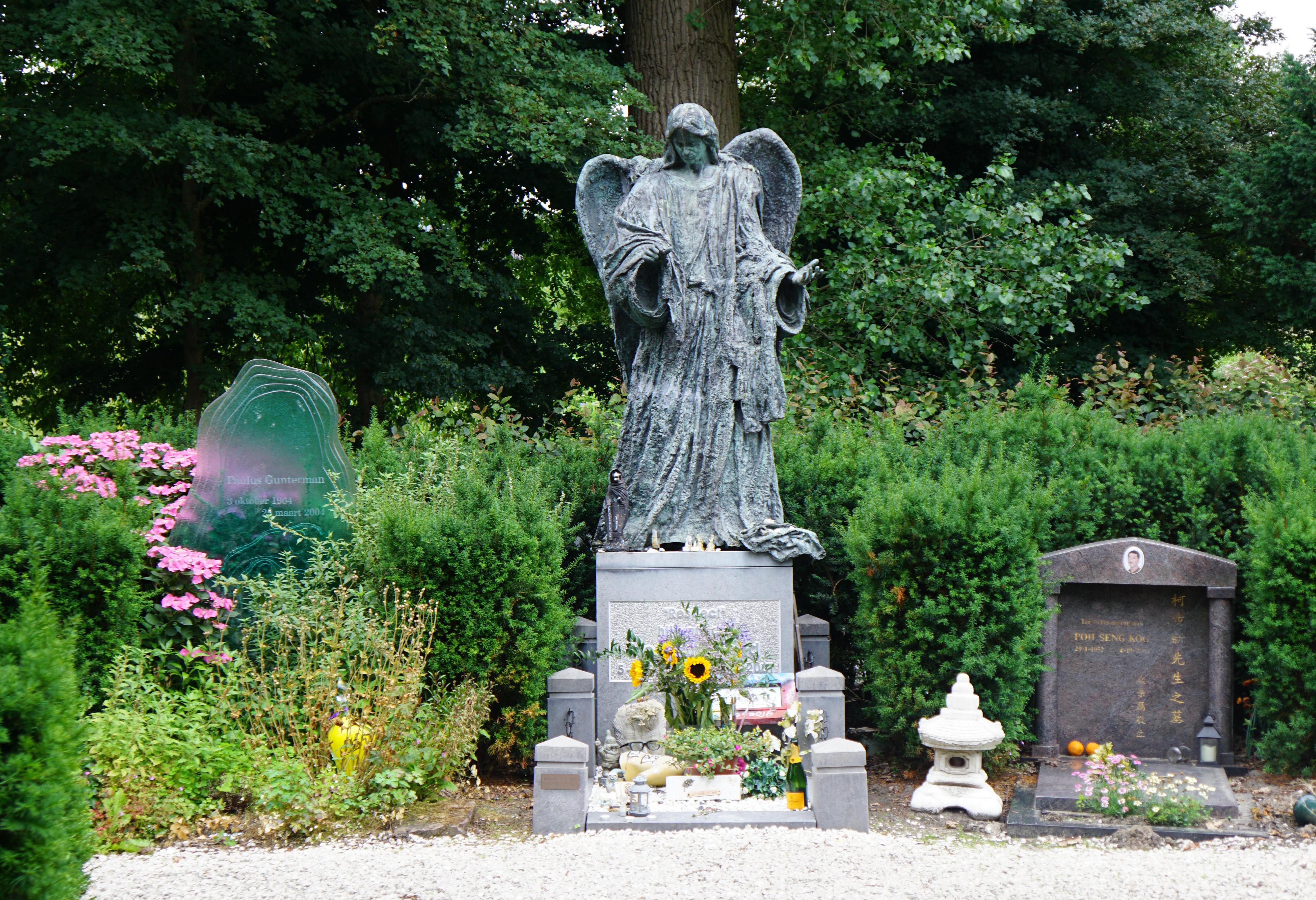 Wandelen over Zorgvlied: struin langs de graven van Annie M.G. Schmidt, Herman Brood en Ramses Shaff