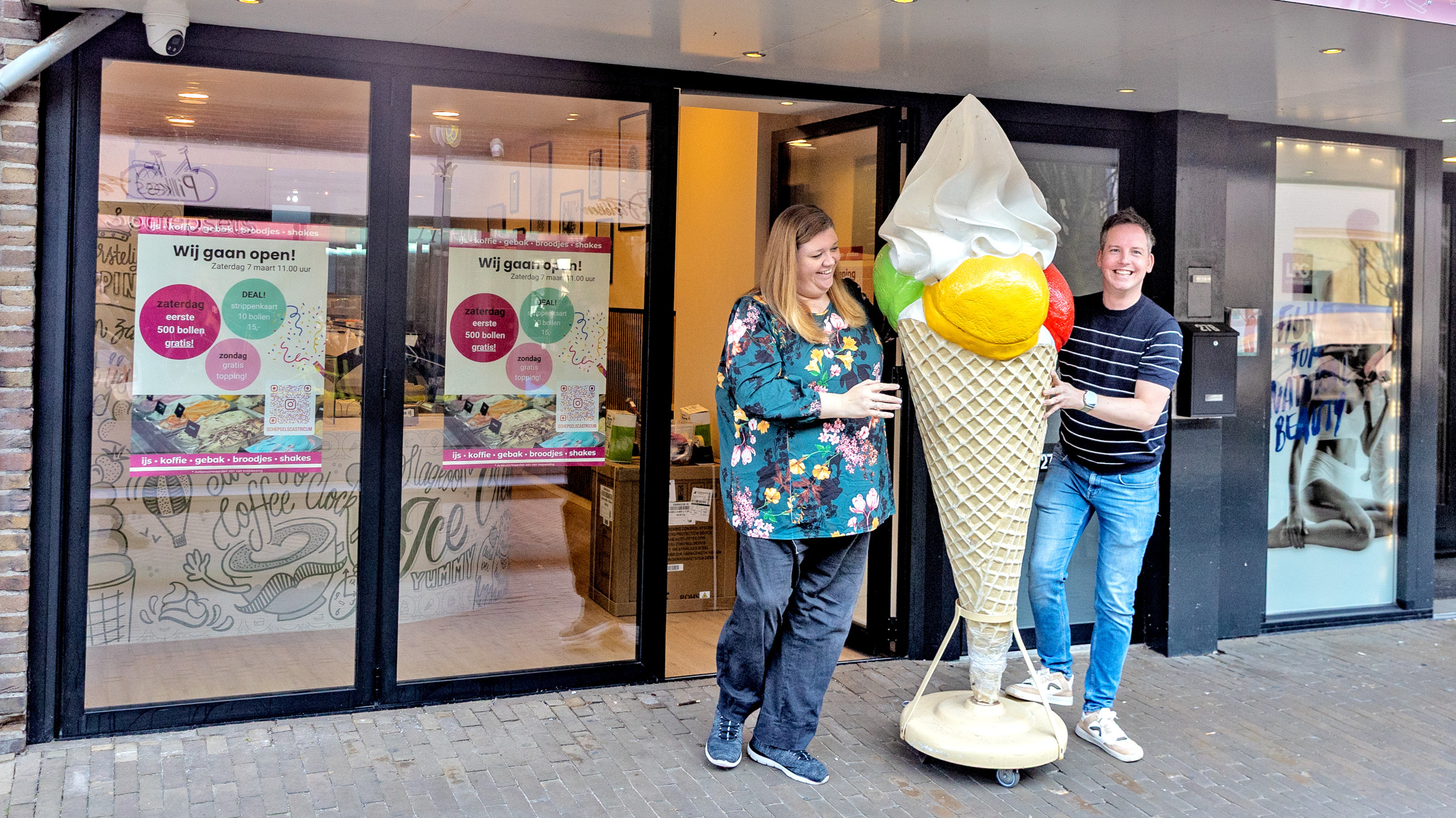 Nancy and Rik open Schepsels ice cream parlor in Castricum with free ice cream for first 500 visitors: 'We feel something is in the air here'