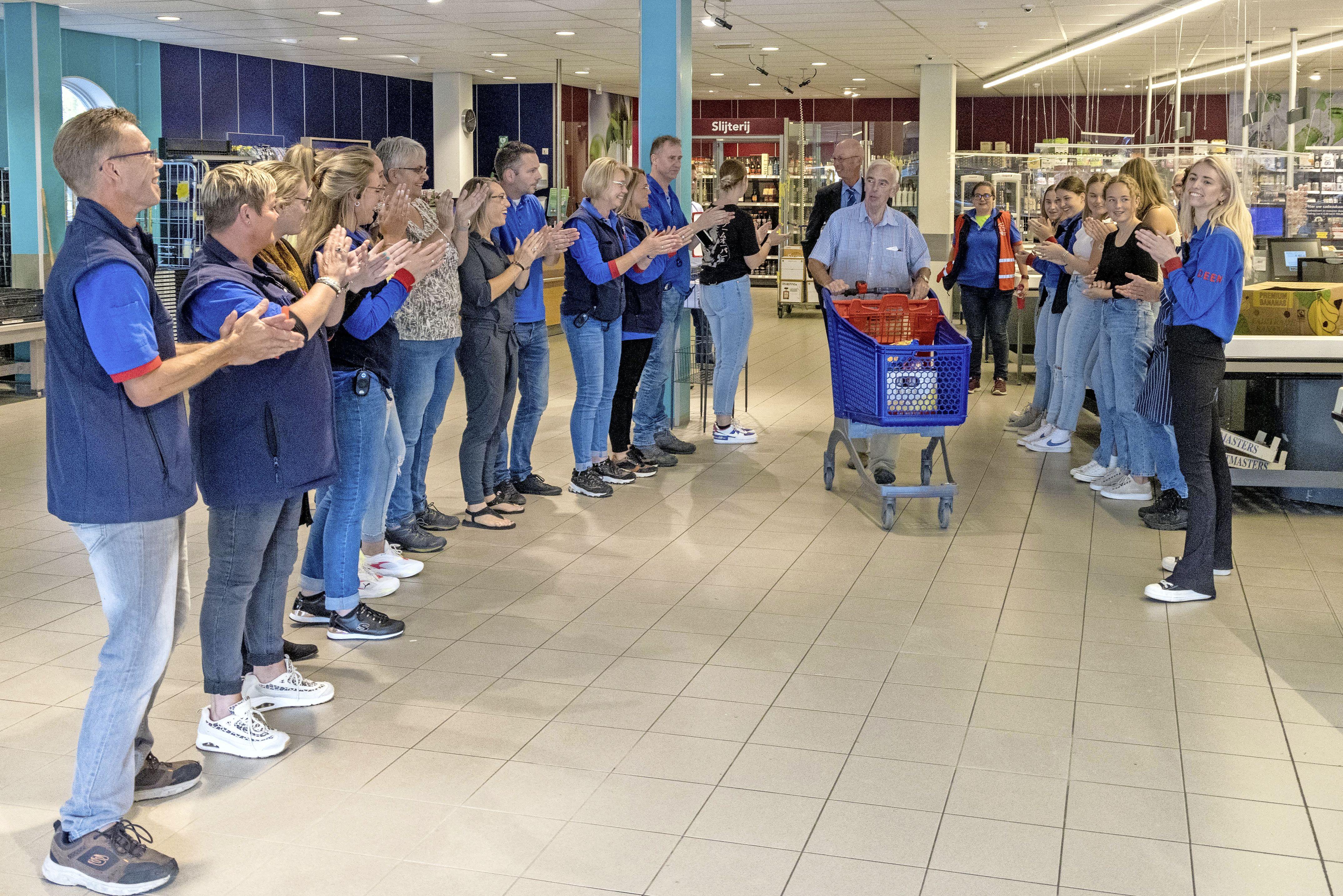 Kippenvel bij definitieve sluiting super Deen in Avenhorn. Personeel zingt laatste klanten toe: ’Het