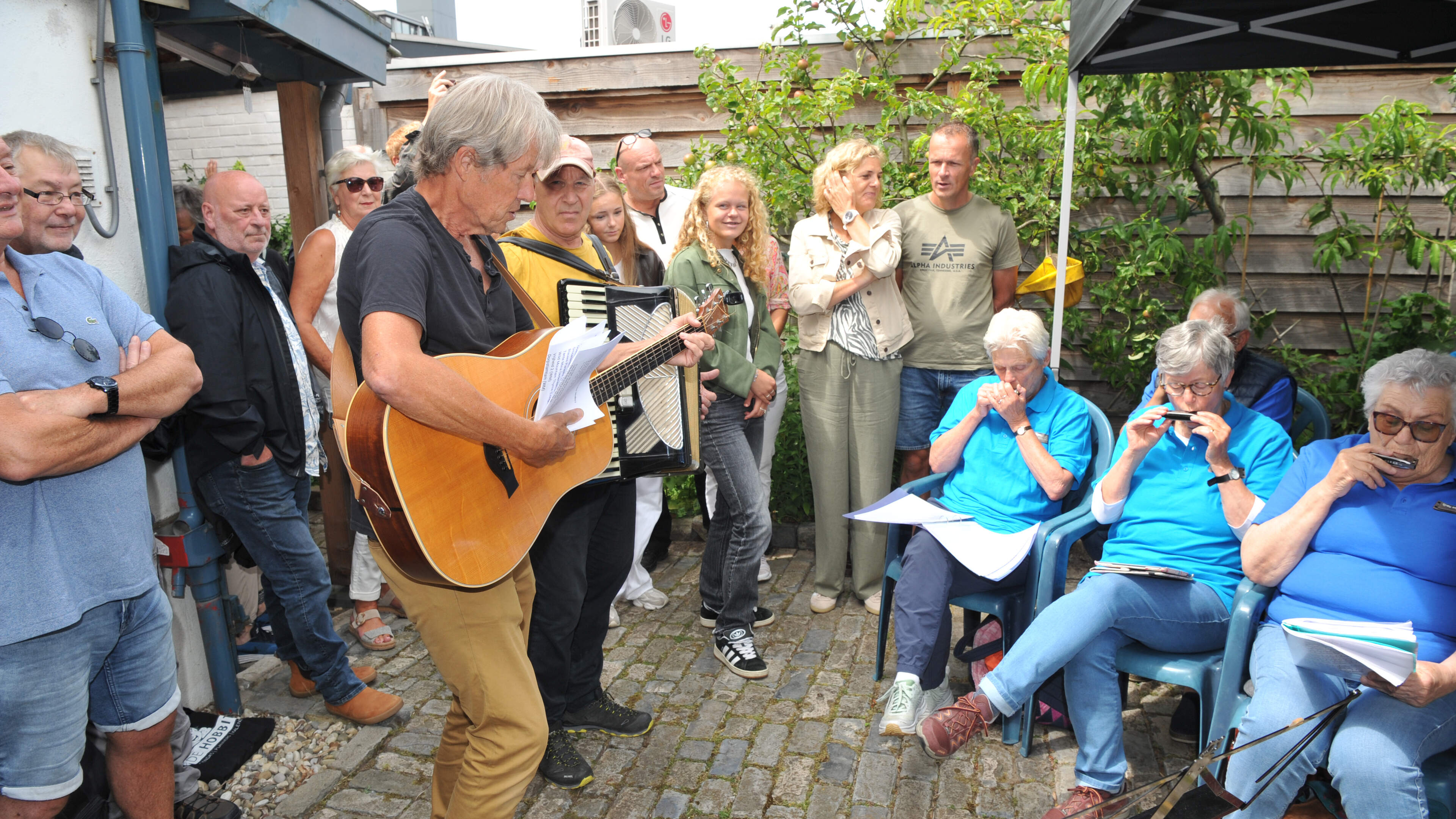 Male choir and harmonica players with lung disease steal the show at Jutterspad: 'If I'm struggling, I just stop playing'