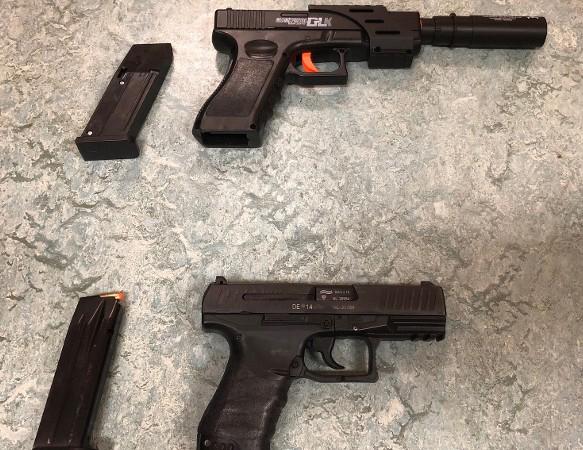 Agenten met getrokken pistool houden drie mannen aan in Schellinkhout