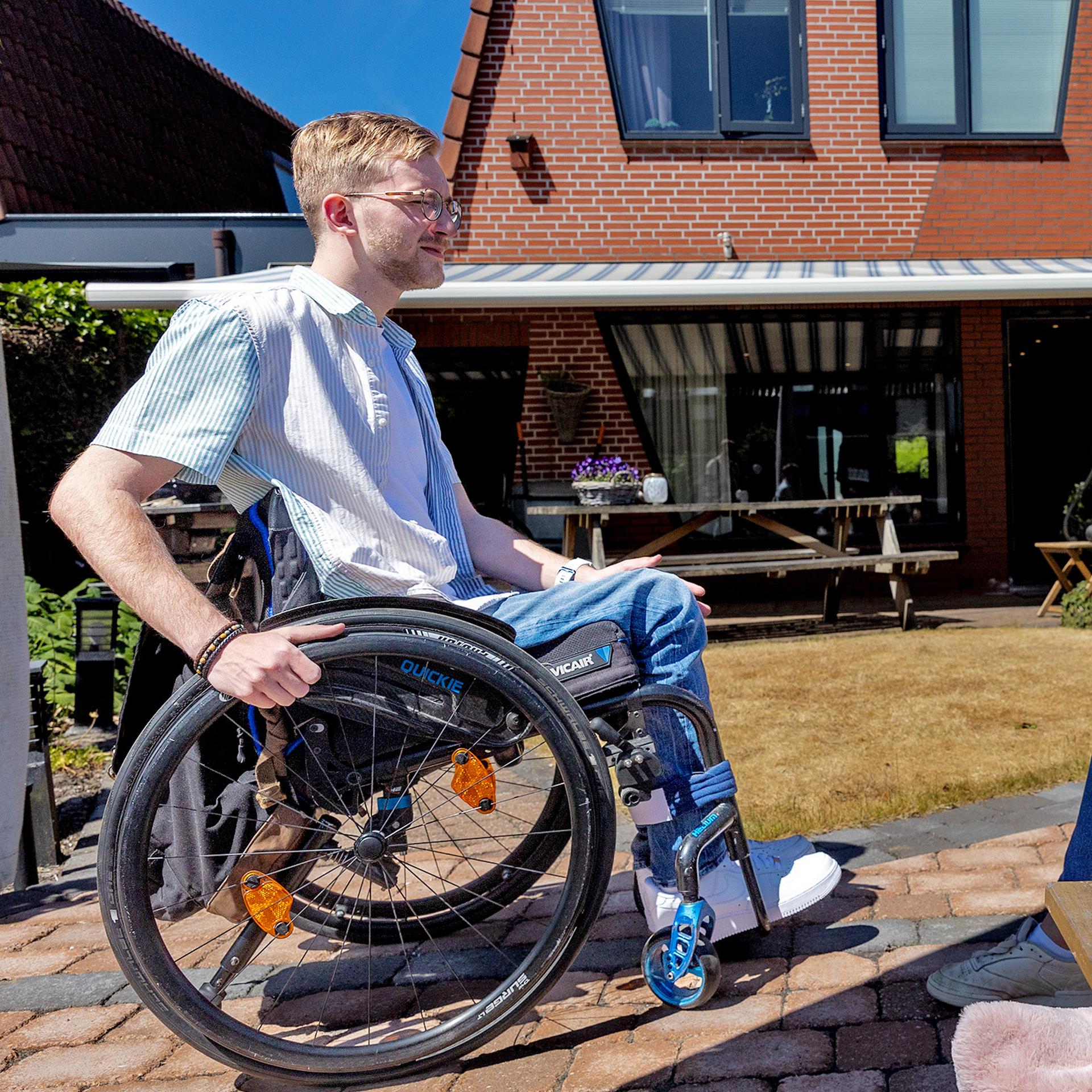 Bart heeft zijn rechtenstudie hervat en is voetbaltrainer geworden bij Ado’20. Anne studeert journalistiek. 