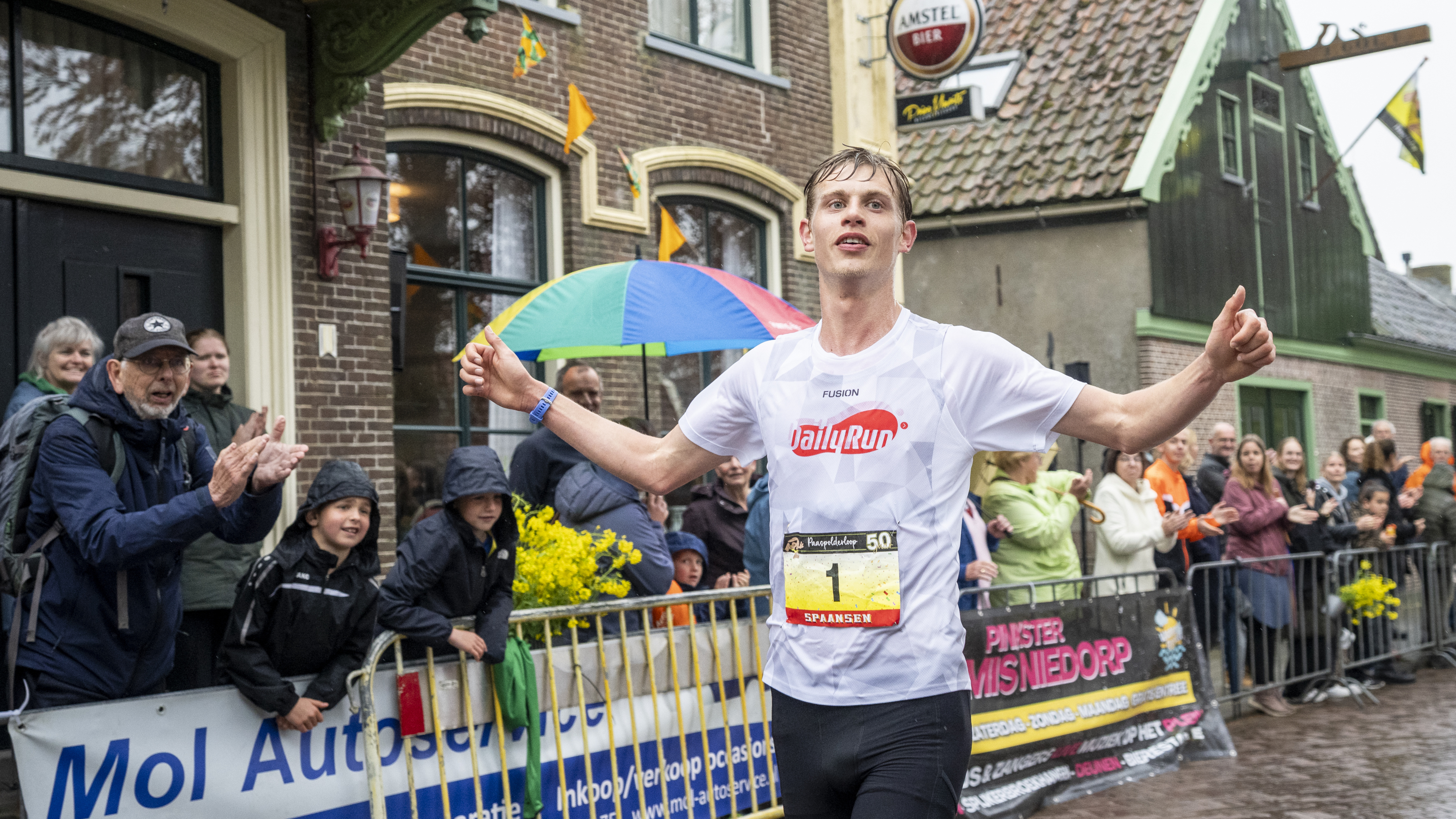 Hardlopen is zelfs in de Niedorpse regen ’hot’. Drukbezocht jubileum van de populaire Paaspolderloop